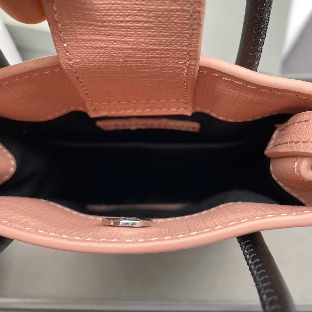 หนังแท้ BALENCIAGA Shopping Phone Pouch leather tote พกกระเป๋าช้อปปิ้งขนาดมินิ ไปทุกที่ในฤดูกาลนี้ ดีไซน์ที่ใช้ได้ทุกวันตั้งแต่หนังแบบมีเท็กซ์เจอร์ ภาพสินค้าถ่ายจากงานขายจริง ใช้งานต่างประเทศได้