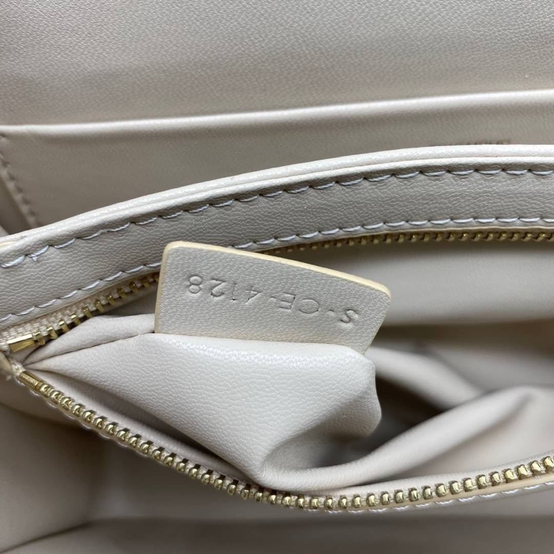 MEDIUM 22cm : CELINE CLASSIQUE TRIOMPHE BAG IN SHINY CALFSKIN / Celine Triomphe Bag / Celine Bag พร้อมส่ง 10 สี เกรดออริ 1:1 กระเป๋าแบรนด์หรูที่ควรมีแห่งปี