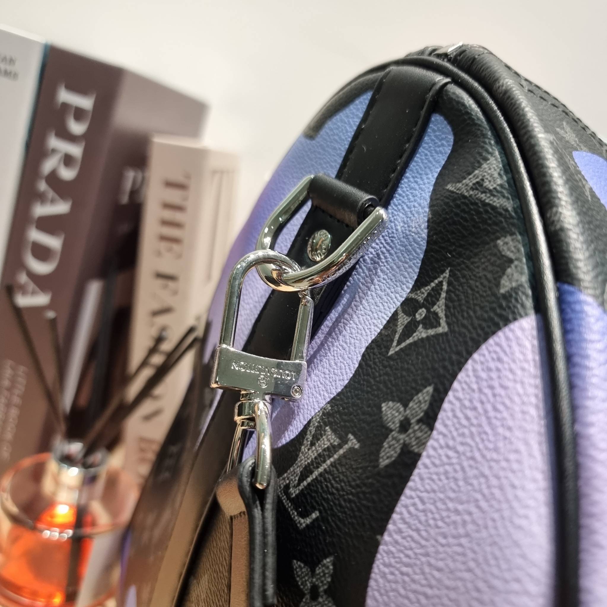 LV KEEPALL 45B BAG กระเป๋าเดินทางสุดคลาสสิค KEEPALL BANDOULIERE MONOGRAM ECLIPSE REVERSE MULTICOLOR สะท้อนแรงบันดาลใจจากคอลเล็คชั่น “Room with a View” สำหรับสิ้นปี 2022 ทึ่ใครๆก็เฝ้ารอ ไอเท็มที่จะทำให้การเดินทางไม่ธรรมดาอีกต่อไป ด้วยดีเทลความเป็นเอกลักษณ์