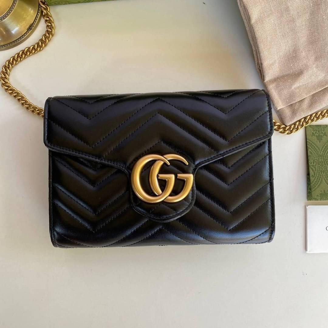GUCCI Marmont Wallet on chain Leather / GG Marmont Chain Wallet เกรดเทพออริจินอล หนังแท้ งานสวยน่ารักมาก ใส่โทรศัพท์ได้ทุกรุ่น หนังวัวแท้นิ่มมาก ใส่การ์ด ใส่บัตร ได้เยอะมากๆ ฝ่าปิดแบบกระดุมใช้งานง่าย *กระดุมมีโลโก้ Gucci * งานสวยละเอียดยิบย่อยทุกจุด ภาพถ่