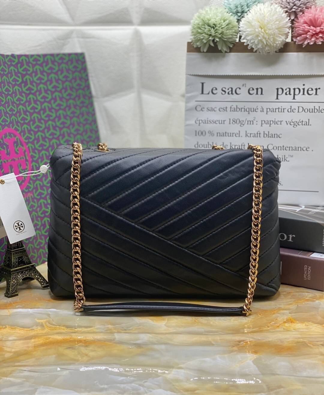 Large : Tory Burch Kira Chevron Quilted Convertible Leather Crossbody Bag เป็นกระเป๋าที่ใช้ในการออกงานสำคัญหรือวันที่มีปาร์ตี้สังสรรค์ คุณควรเลือกใช้กระเป๋าที่มีดีไซน์สะดุดตา เพราะจะช่วยยกระดับและเพิ่มเสน่ห์ให้กับตัวคุณเองมากยิ่งขึ้น หากเป็นงานทางการ เช่น