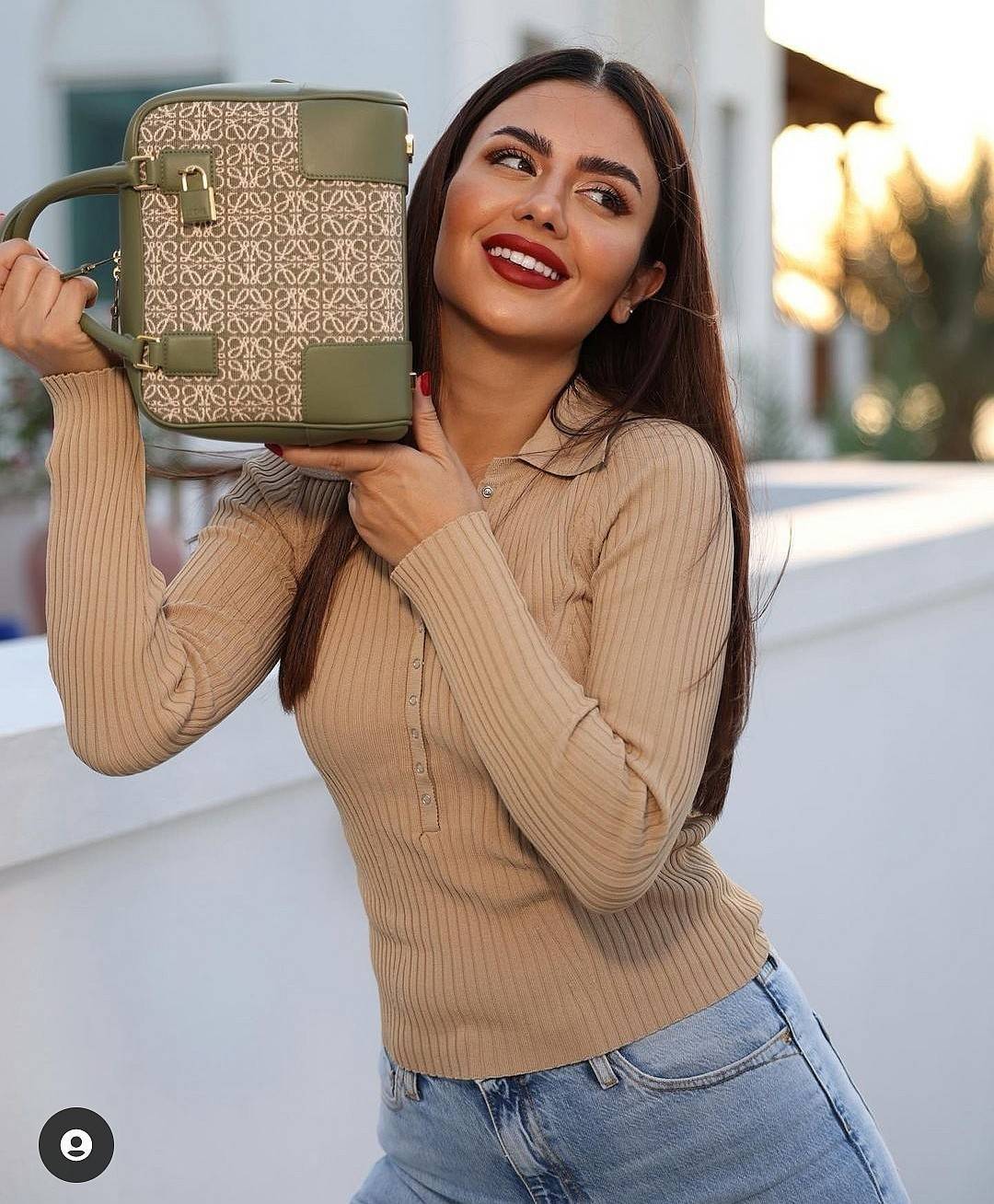 LOEWE ANAGRAM BAG VIP GIFT WITH PURCHASE (GWP) พรีเมี่ยมกิ๊ฟ Limited จาก LOEWE PERFUME DUTYFREE ไอเท็มใหม่! ดีไซน์สวยหรูคงเอกลักษณ์ด้วยวัสดุ Anagram Canvas Jacquard Fabric ผสมผสานหนังแท้ Calfskin ลงตัวสุดคลาสสิค เปิดปิดด้วยซิปแบรนด์อะไหล่ทองขนาดกำลังดี น้