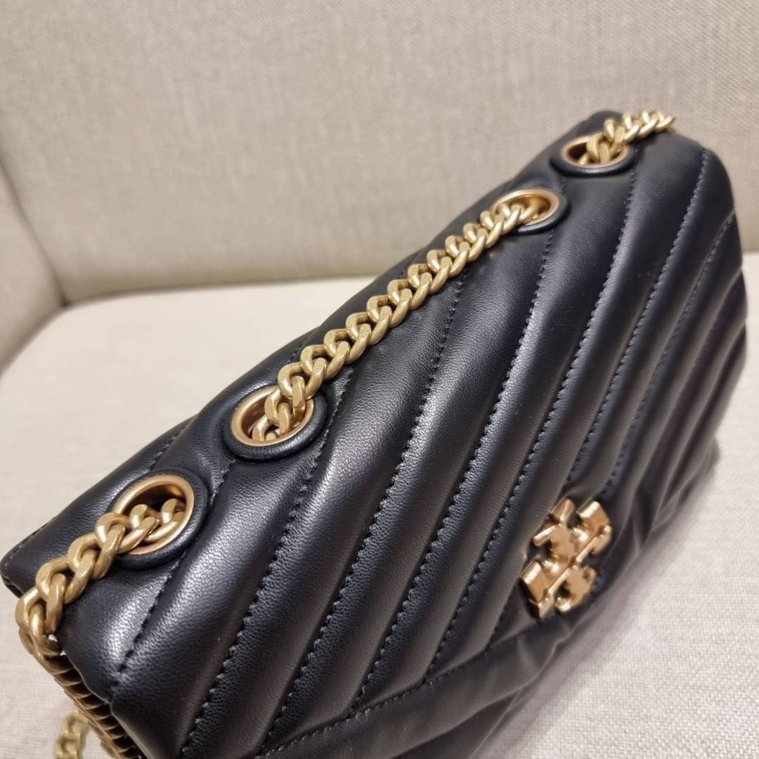 TORY BURCH KIRA CHEVRON CONVERTIBLE SHOULDER BAG (SMALL / MEDIUM) กระเป๋าสะพายรุ่นยอดฮิต ไซส์คลาสสิค ที่ใช้ยังไงก็ดูหรู ดีไซน์เฉพาะตัว วัสดุหนังแกะ สัมผัสนิ่ม เปิด-ปิดด้วยกระดุมแม่เหล็ก ภายในเป็นช่องโล่ง ใส่กระเป๋าสตางค์ มือถือ เครื่องสำอางค์ พาวเวอร์แบงค