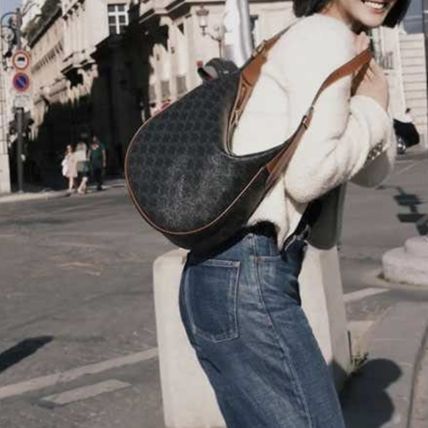 CELINE MEDIUM HELOÏSE BAG CUIR TRIOMPHE IN TRIOMPHE CANVAS AND CALFSKIN กระเป๋าสะพายทรง HOBO รุ่นฮอตตลอดไม่มีเอ้าท์ ใบใหญ่จะสัมภาระได้เยอะ