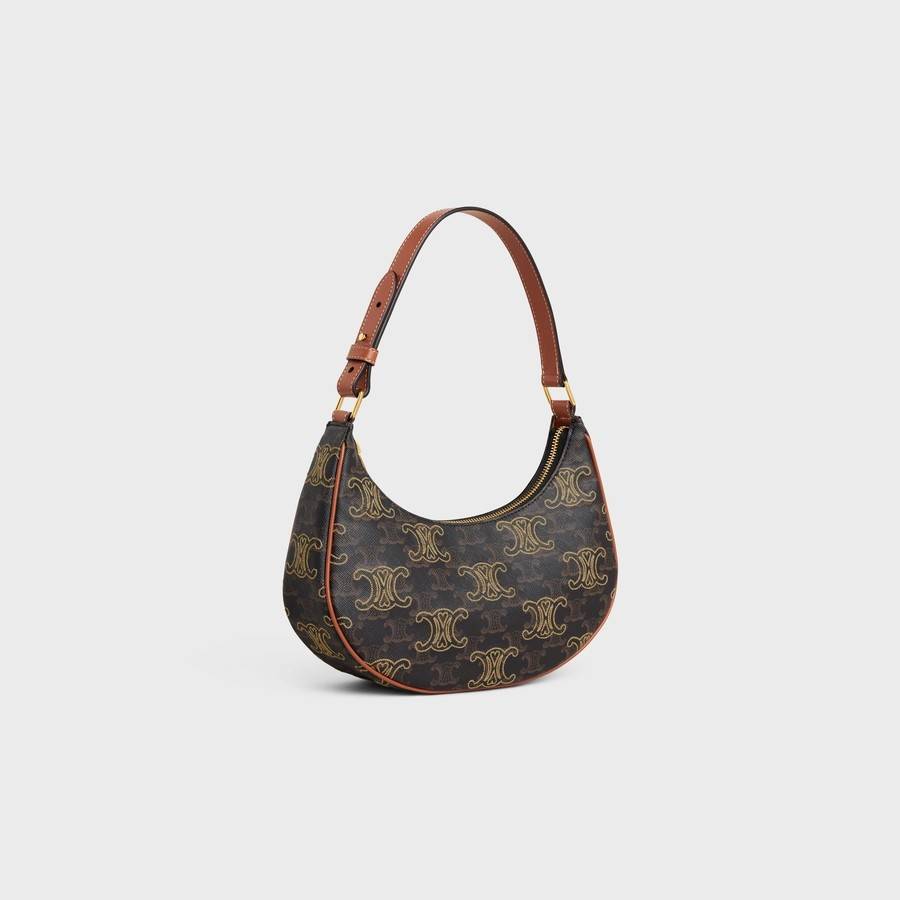 VIP 🥂 CELINE AVA IN TRIOMPHE CANVAS WITH TRIOMPHE HEART EMBROIDERY สวยเกินต้านรุ่นสุดปัง ที่ดีไซน์ออกมาใหม่ พร้อมให้ได้สวยก่อนใครไปเลย กับกระเป๋าสะพายไหล่ รูปทรงไม่เหมือนใครไม่เกร่อ ใช้แล้วดูแพง!! และที่น่ารักแบบตะโกนก็ตรงที่ โลโก้ลายปัก ดีเทลเดิน