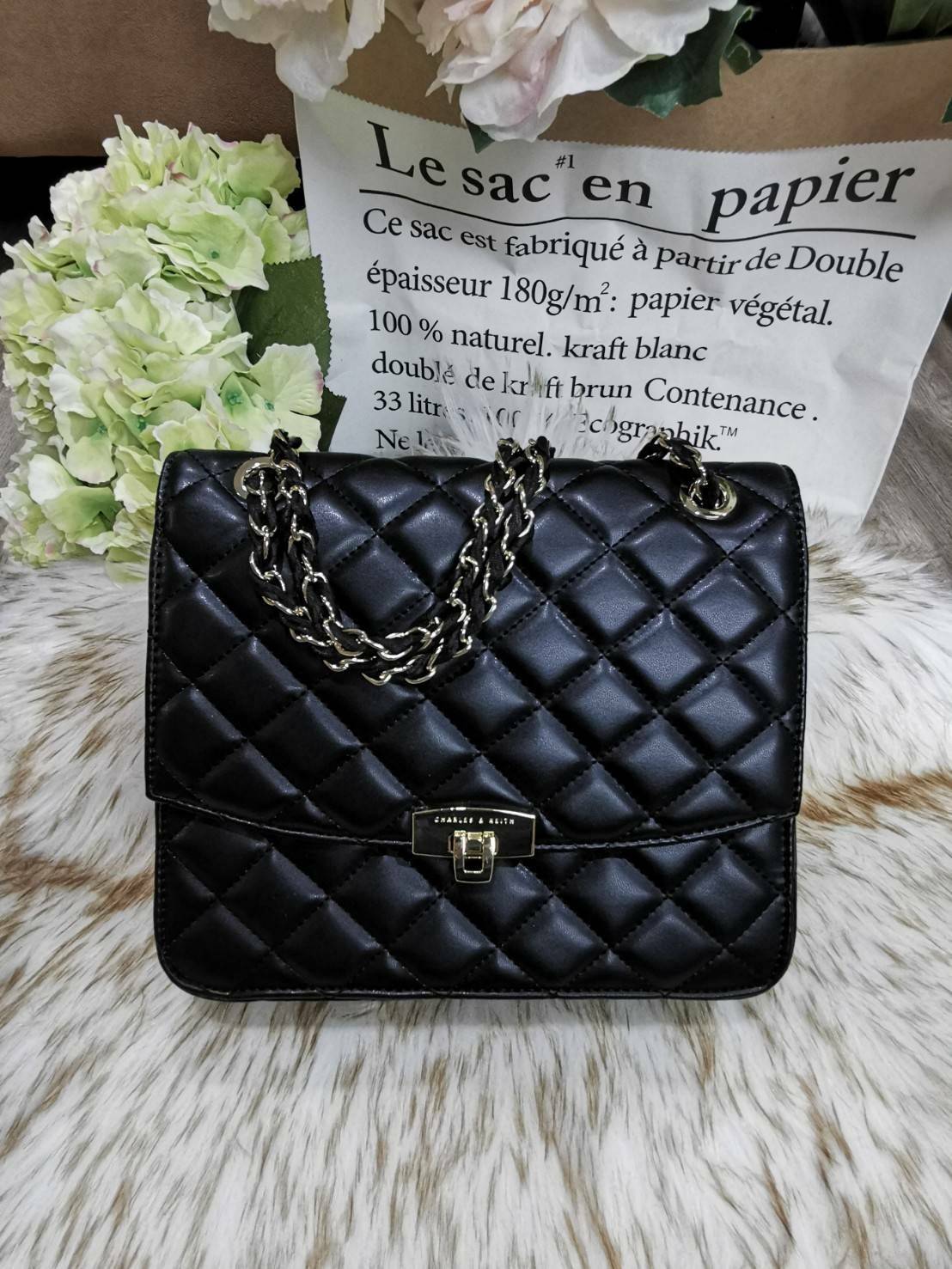 CHARLES & KIETH DETAIL CROSSBODY BAG กระเป๋าสะพายทรงเหลี่ยมดีไซน์สวยหรูคลาสสิควัสดุหนังนิ่มลายตารางอยู่ทรงสไตล์ Chanel เปิดปิดด้วยตัวล๊อคแบบพับอะไหล่ทองปั้มโลโก้ด้านหน้าสวยดูดี พร้อมสายสะพายโซ่ร้อยหนังสามารถสะพายไหล่หรือ Crossbody ก็ดูดี ภายในมีโลโก้และหน