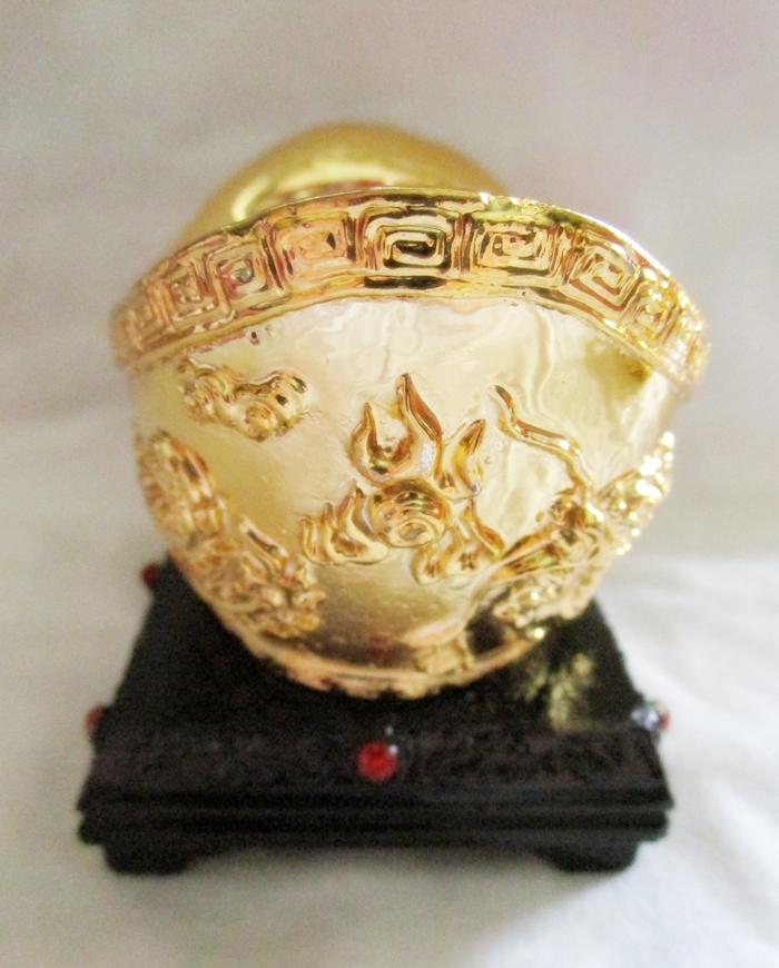 ก้อนทองขนาดใหญ่ฐานดำประดับพลอยแดง แก้ชงปีวอก ปี2562ค่ะ