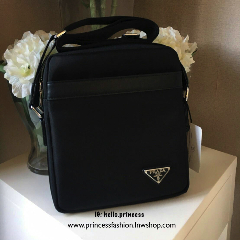 พร้อมส่งกับงานพรีเมี่ยมกิ้ฟ แบรนด์ดังอย่าง prada ต้องมีจริงๆคะสำหรับทรง messenger ทรงยอดฮิต สำหรับท่านชาย เนื้อผ้า Polyester มาพร้อมกับทรงสูง ใส่ipad หนังสือ ได้หมดคะ เปิดปิดด้วยซิปอะไหล่เงิน อะไหล่สีเงินทั้งใบ จะซื้อใช้เองหรือบมอบเป็นของขวัญ ก็ถุกใจแน่นอ