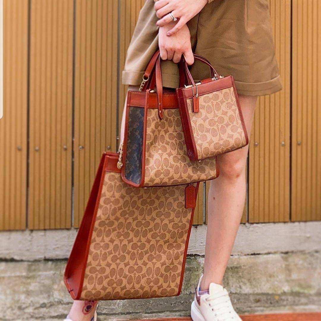 COACH FIELD TOTE 22 WITH HORSE AND CARRIAGE PRINT (C3866)ðāļāļĢāļ°āđāļāđāļēāļāļ·āļ āļāļĢāļ°āđāļāđāļēāļŠāļ°āļāļēāļĒ Unisex āļāļĢāļ TOTE āļŠāļļāļāļŪāļīāļ āļāļĩāđāļŪāļīāļāļāļąāļāļĄāļēāļāļāļąāđāļāļāļēāļĒāđāļĨāļ°āļŦāļāļīāļ// āļ§āļąāļŠāļāļļāļŦāļāļąāļāđāļāļāļ§āļēāļŠāļāļļāļāļ āļēāļ āļāļŠāļĄāļŦāļāļąāļāđāļāđāļāļĒāđāļēāļāļāļĩ āļāļĒāļđāđāļāļĢāļ āļŠāļļāļāļŠāļ§āļĒ āđāļāļāđāļāđāļāļāđāļ§āļĒāļĨāļēāļĒ C Signature āļāļĩāđāđāļāđāļāđāļāļāļĨāļąāļāļĐāļāđ// āļāđāļēāļāđāļāđāļĨāđāļāļāļ§