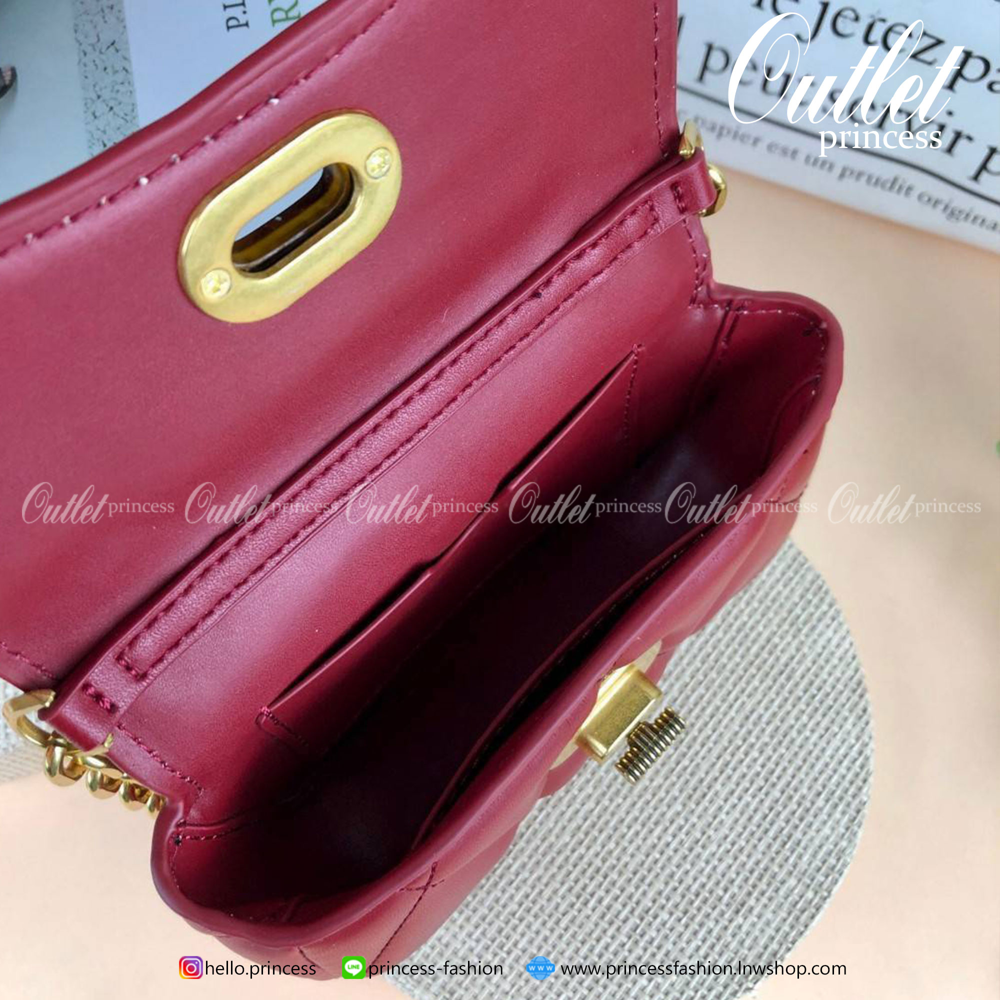 Charles & Keith Padded Double Pocket Shoulder Bag กระเป๋าสะพายข้างใบเก๋ (มีใบลูกให้) ด้วยดีไซน์ที่มีเอกลักษณ์เฉพาะตัว อะไหล่สีทองเพิ่มความหรูหรา ตัดกับตัวฝากระเป๋าที่มีการเดินด้ายเพิ่มดีเทล คือเริศมากๆ เปิดปิดแบบตัวหมุนล็อก มีช่องแม่เหล็กด้านหน้าใส่ iPhon