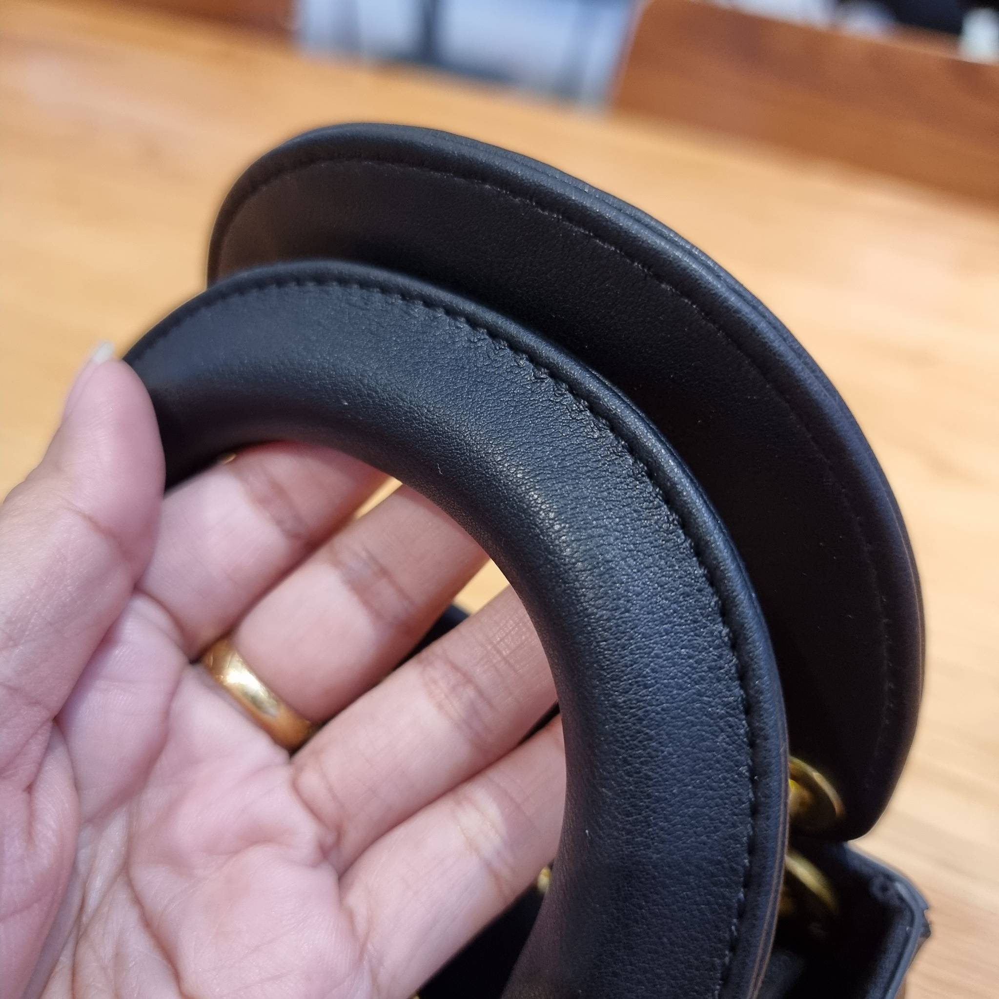 DIOR CD MINI LADY STUDDED BAG กระเป๋าสะพายข้างพรีเมี่ยมกิ๊ฟสุดฮอต ดีไซน์ตกแต่งหมุดเต็มใบ ไม่มีคือพลาด หรูจริงอะไรจัง ทรงกล่องคลาสสิค วัสดุหนังแท้ โดดเด่นด้วยพวงกุญแจโลโก้สีทองลิมิเต็ด มีหูจับในตัวและสายครอสบอดี้สุดเลิศ แต่งเติมดีเทลอัพราคาไปอีก ภายในเป็นช