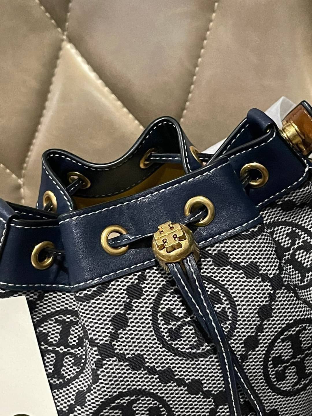 ของแท้ 💯% Tory Burch T Monogram jacquard bucket bag เปิดตัวกระเป๋า T MONOGRAM รุ่นใหม่ล่าสุดจาก TORY BURCH ครั้งแรกกับโมโนแกรม ที่ได้รับแรงบันดาลใจมาจากโลโก้สุดคลาสสิก