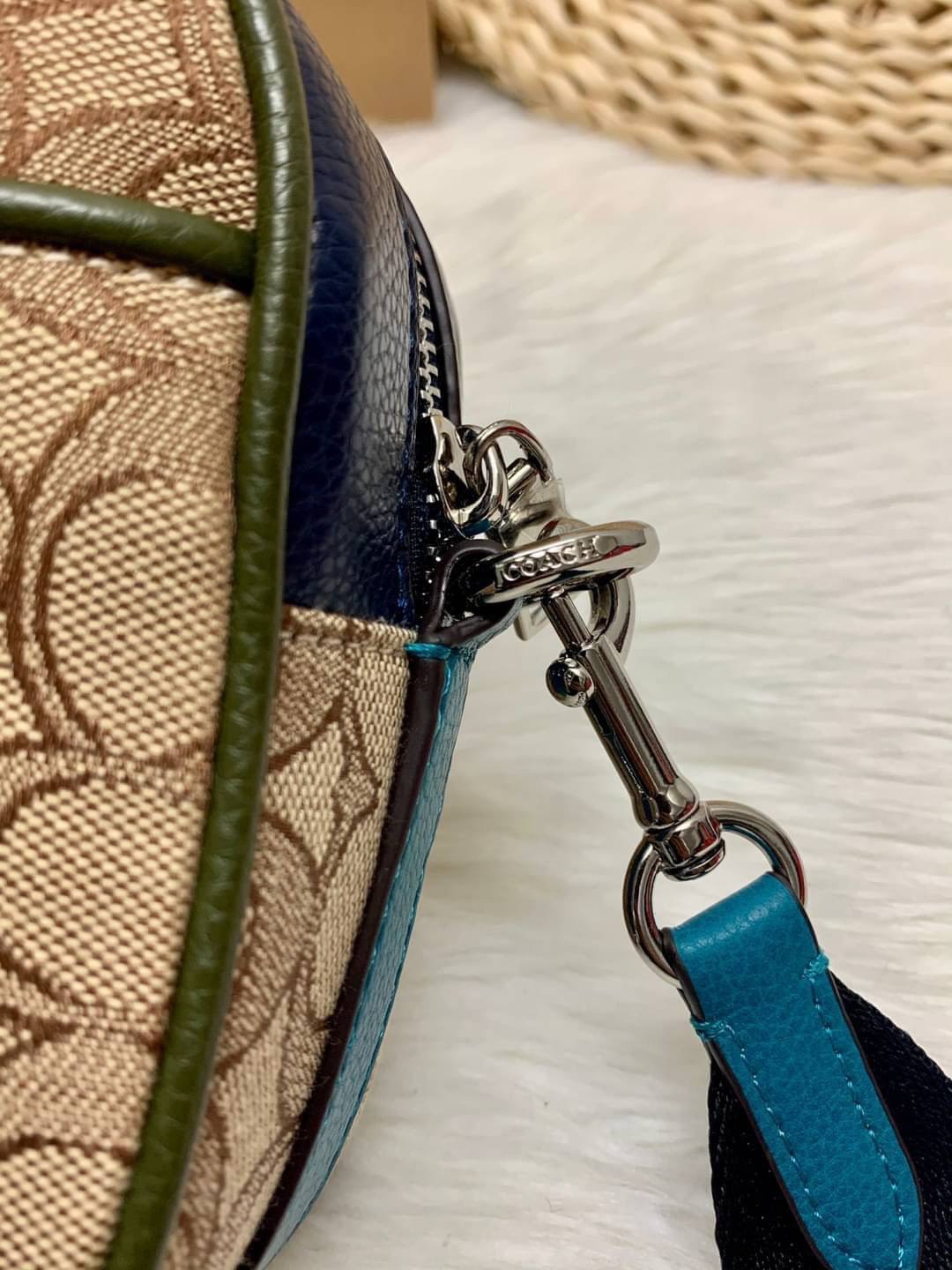 Coach Dempsey Camera Bag In Signature Jacquard With Stripe And Coach Patch ((1912)) พร้อมส่งที่ไทย! กระเป๋าสะพายครอสบอดี้ร์กรือสะพายข้างได้ วัสดุJacquard+หนังแท้ สวยงามมากๆค่ะ