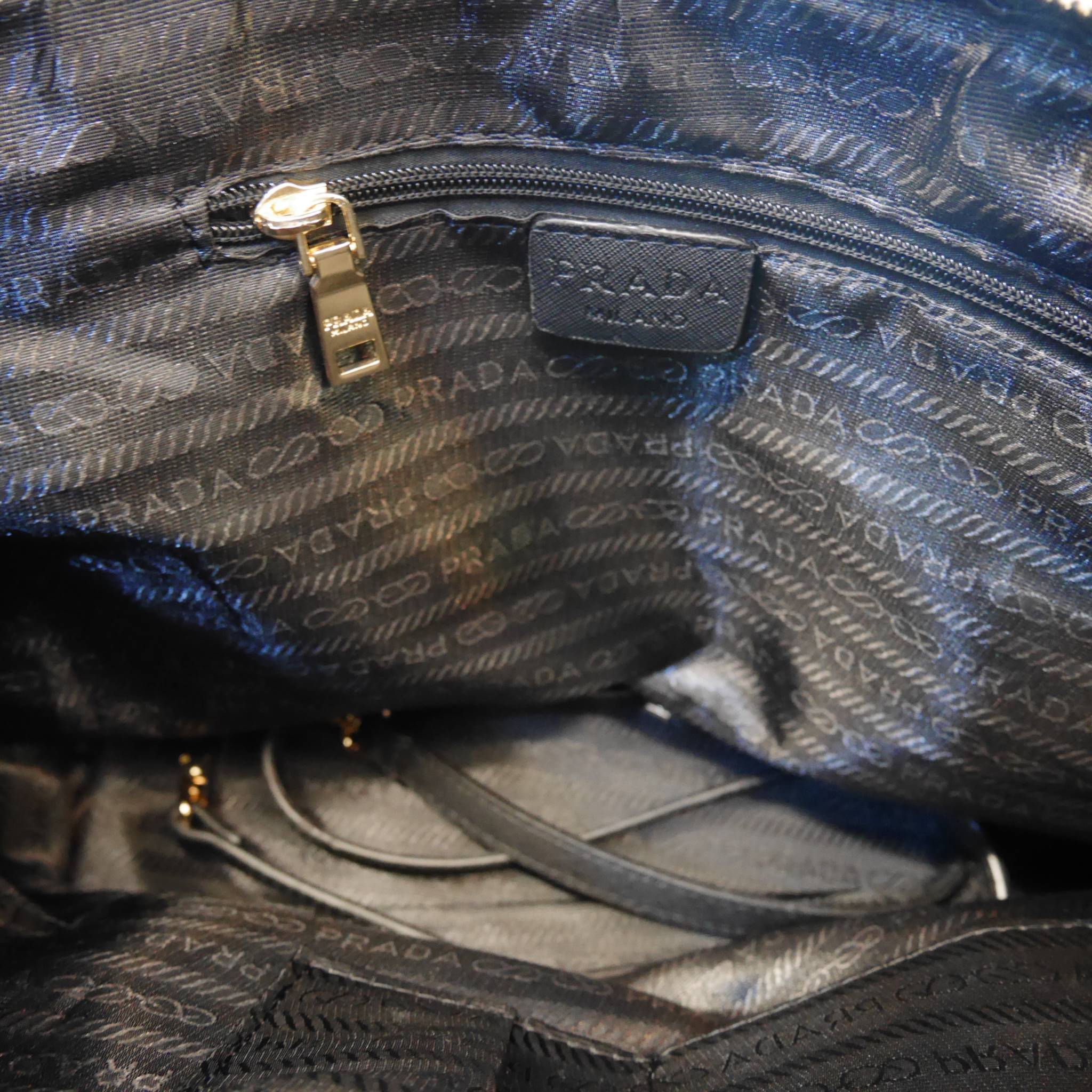 กรี้ดดด งานใบใหญ่ *ใส่ของจุใจ ก้มาน้าาา งานพรีเมี่ยมกิ้ฟ จากเคาเตอร์ต่างประเทศคะ จากแบรนด์ PRADA เป็น กระเป๋าผ้าไนล่อน ตามแบบฉบับของแบรนด์เลย หลงรักเลยคะ สะพายไหล่ได้ ถือก็สวยๆ ใช้แล้วสวยมากๆ ใส่ของได้เยอะเว่อร์ คุ้มราคา ห้ามพลาดเลยคะ!