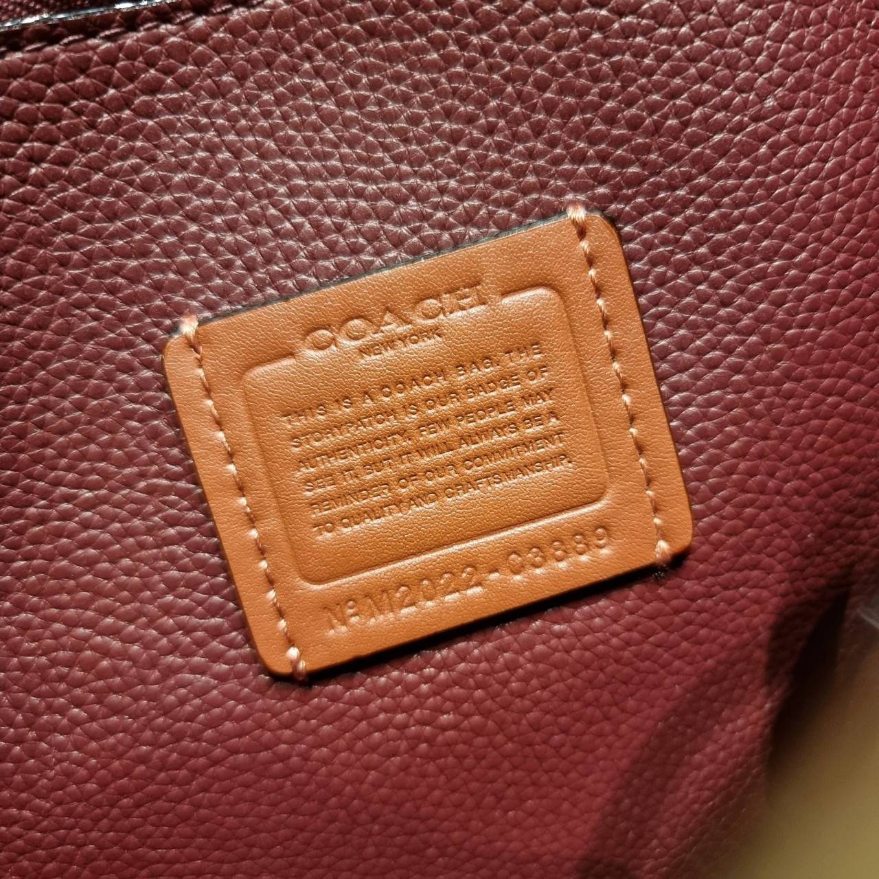 COACH C3889 TYLER CARRYALL 28 IN SIGNATURE CANVAS ((C3460//C3889)) รุ่นยอดฮิตที่สาวๆหลายคนเรียกร้อง กับกระเป๋าถือ/สะพายทรงสวย ที่มาพร้อมสายสะพายไหล่ในตัว และสายครอสบอดี้สำหรับสะพายข้าง ตัวกระเป๋าถูกแบ่งเป็นสัดส่วนสวยงาม มีช่องซิปกลางที่ใหญ่พอสมควร และยังม