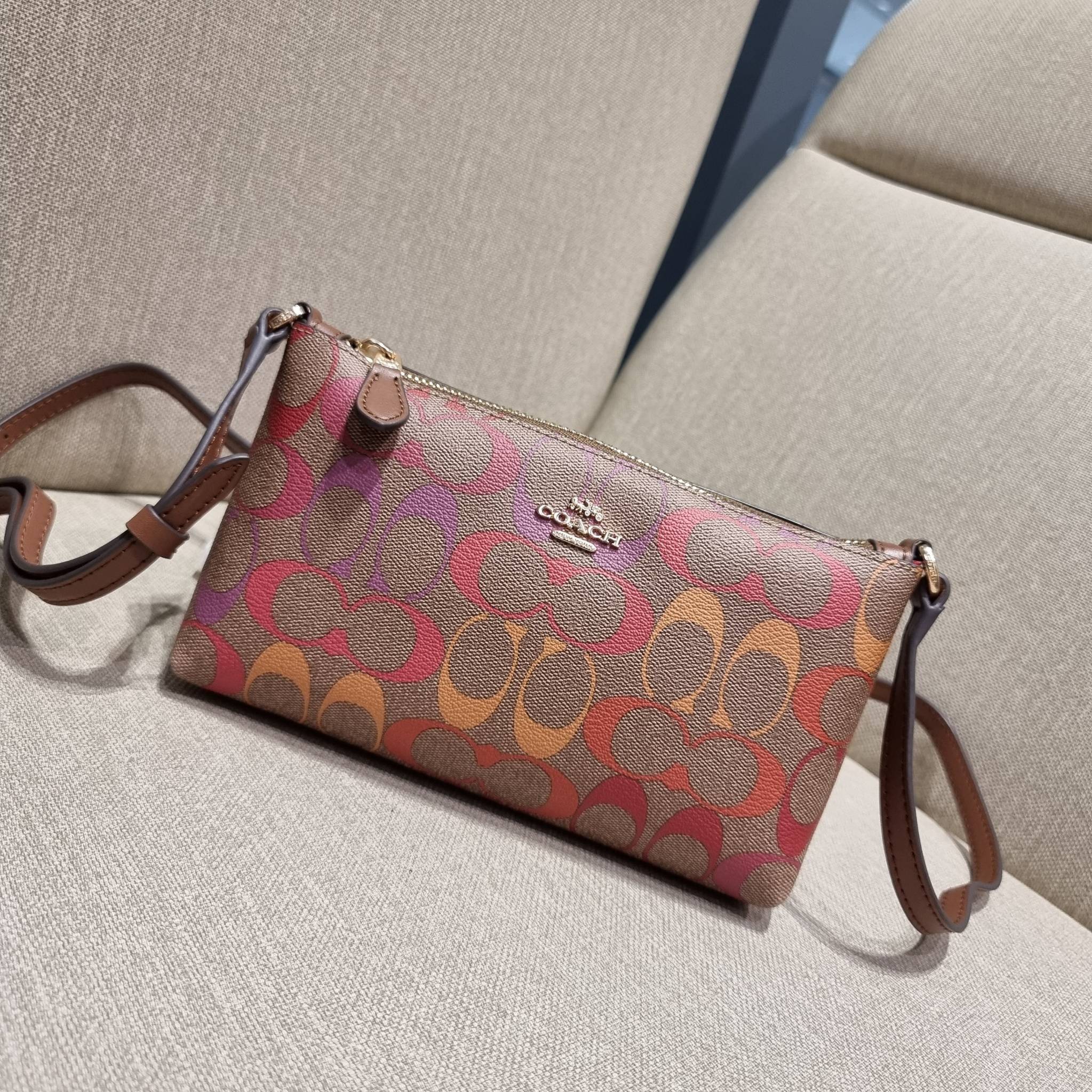 COACH C1653 ZIP TOP CROSSBODY IN RAINBOW SIGNATURE CANVAS คอลเลคชั่นใหม่ ปังและสวยไปอีกหนึ่ง สาวๆตามหาต้องไอเท็มนี้ กระเป๋าสะพายข้าง ใช้งานง่าย สายสะพายในตัว ปรับได้สบายๆ ดีไชน์รูปทรงออกมาคลาสสิค น่าใช้ วัสดุหนังแคนวาส เปิด-ปิดด้วยซิป ภายในเป็นช่องโล่ง มี