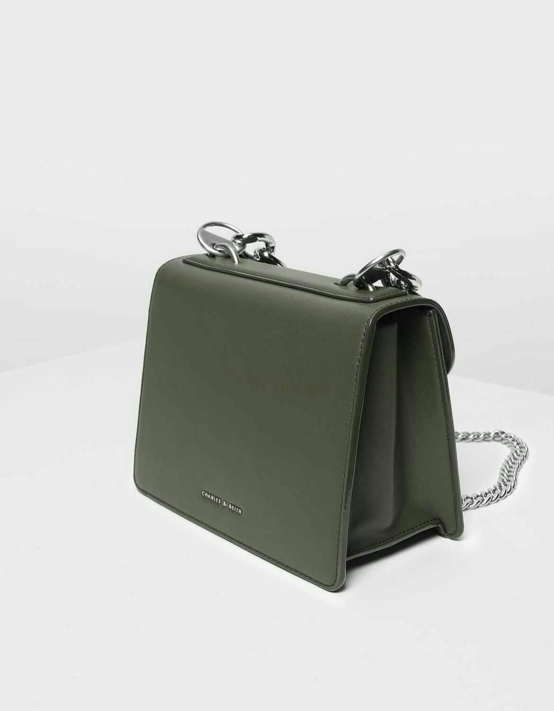 กระเป๋าทรงสวย ดีไซน์ทันสมัย วัสดุหนังโพเลเตอร์ + กำมะหยี่ตกแต่งด้านหน้า ออกแบบปิด-เปิดด้วยตัวล็อคแบบกด สีเงิน และ สีทอง ดูเก๋ ภายในเป็นช่องโล่ง มีช่องซิป 1 ช่อง และช่องใส่ของจุกจิก 1 ช่อง ด้านหลังติดโลโก้แบรนด์ มาพร้อมสายสะพายยาว สายสวยเก๋ ดูดีมากๆ สายถอด