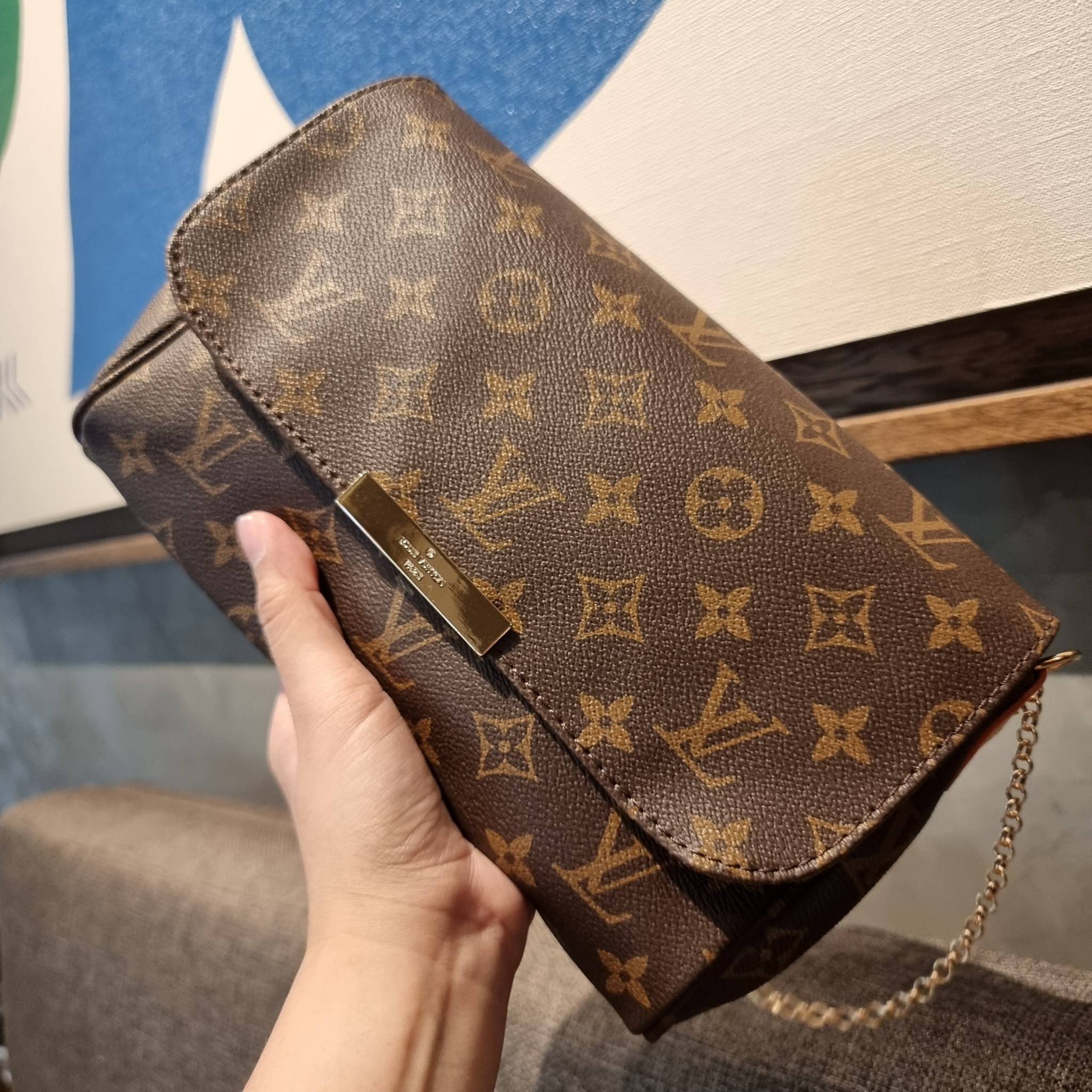 LV CROSSBODY CHAIN BAG rare item!! วัสดุหนังแคนวาส คมชัด หรู เปิด-ปิดกระเป๋าด้วยแถบแม่เหล็ก ภายในเป็นช่องโล่ง ใส่ของใช้สำคัญได้สบายๆ มือถือ พาวเวอร์แบงค์ เครื่องสำอางค์ ของจุกจิกได้หมดจ้า มาพร้อมสายสะพายโซ่ และสายสะพาย crossbody ถอดออกได้ พร้อมเสิร์ฟความส