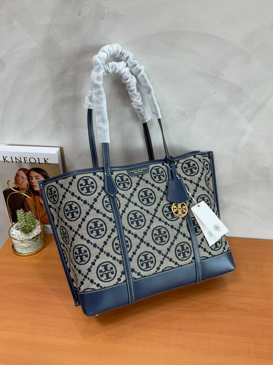 TORY BURCH T MONOGRAM TRIPLE - COMPARTMENT TOTE กระเป๋า/สะพายไหล่ทรง SHOPPING BAG วัสดุผ้าผ้าแคสวาสปักลายสัญลักษณ์แบรนด์ ตั้งอยู่ทรง สวยหรู ดูแพง จุของได้เยอะมาก ภายในแยกเป็น 2 ช่องหลัก 1 ช่องซิปตรงกลาง แบ่งเป็นสัดส่วนใช้งาน