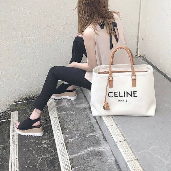 รุ่นขายดีในตำนาน! Celine Horizontal Cabas Canvas / CELINE TOTE BAG กำลังมาแรงในยุคปัจจุบันเลยทีเดียวเพราะด้วยขนาดและดีไซน์ของกระเป๋าแบบถุงกระดาษทรงสี่เหลี่ยมผืนผ้า