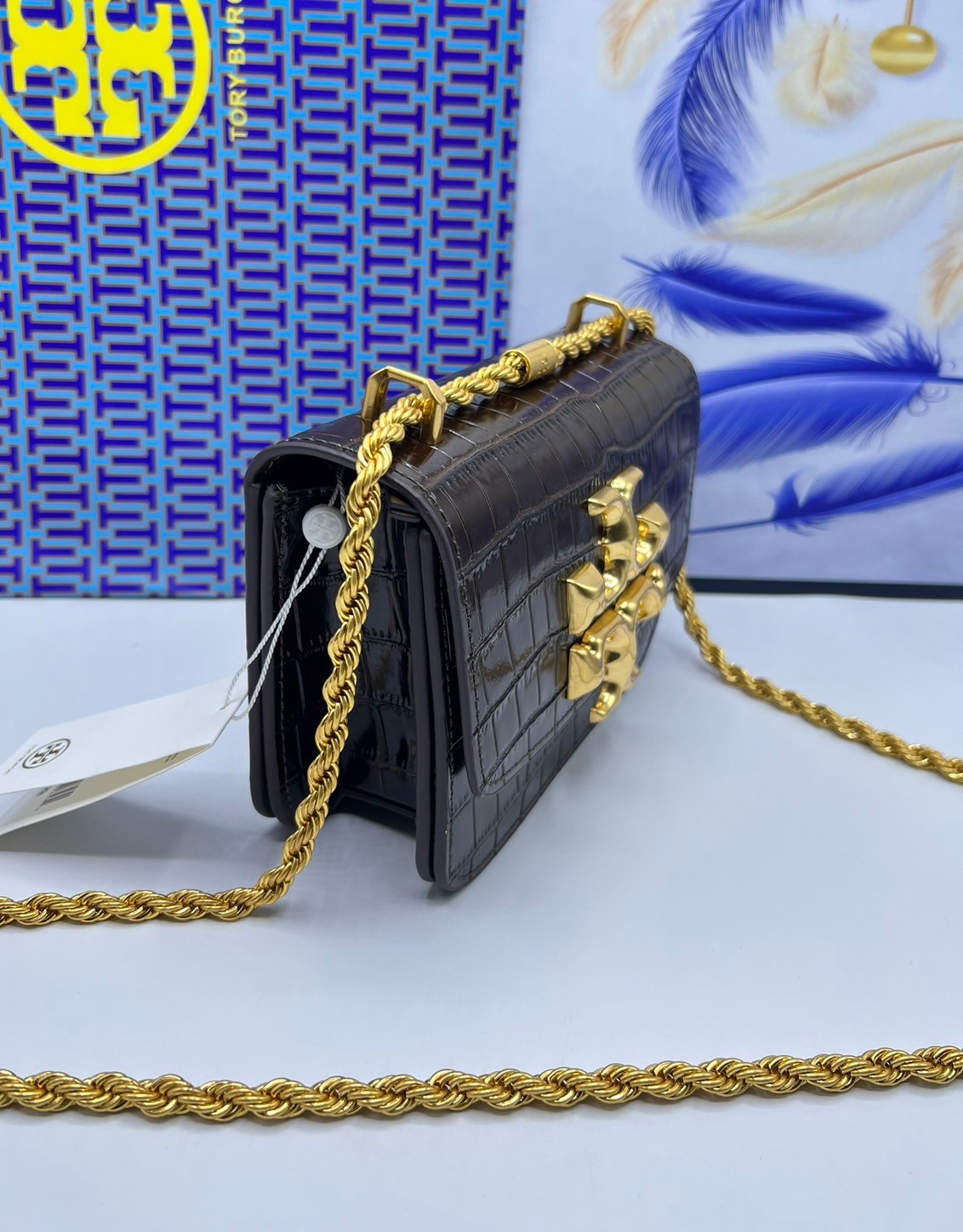 6 สี Tory Burch Croc Eleanor Small Bag / TORY BURCH ELEANOR CROC EMBOSSED LEATHER กระเป๋าสะพายหนังพิมพ์ลายจระเข้ ดีไซน์หรูหรา โด่นเด่นด้วยโลโก้แบรนด์อะไหล่ด้านหน้า และสายสะพายโลหะสีทอง