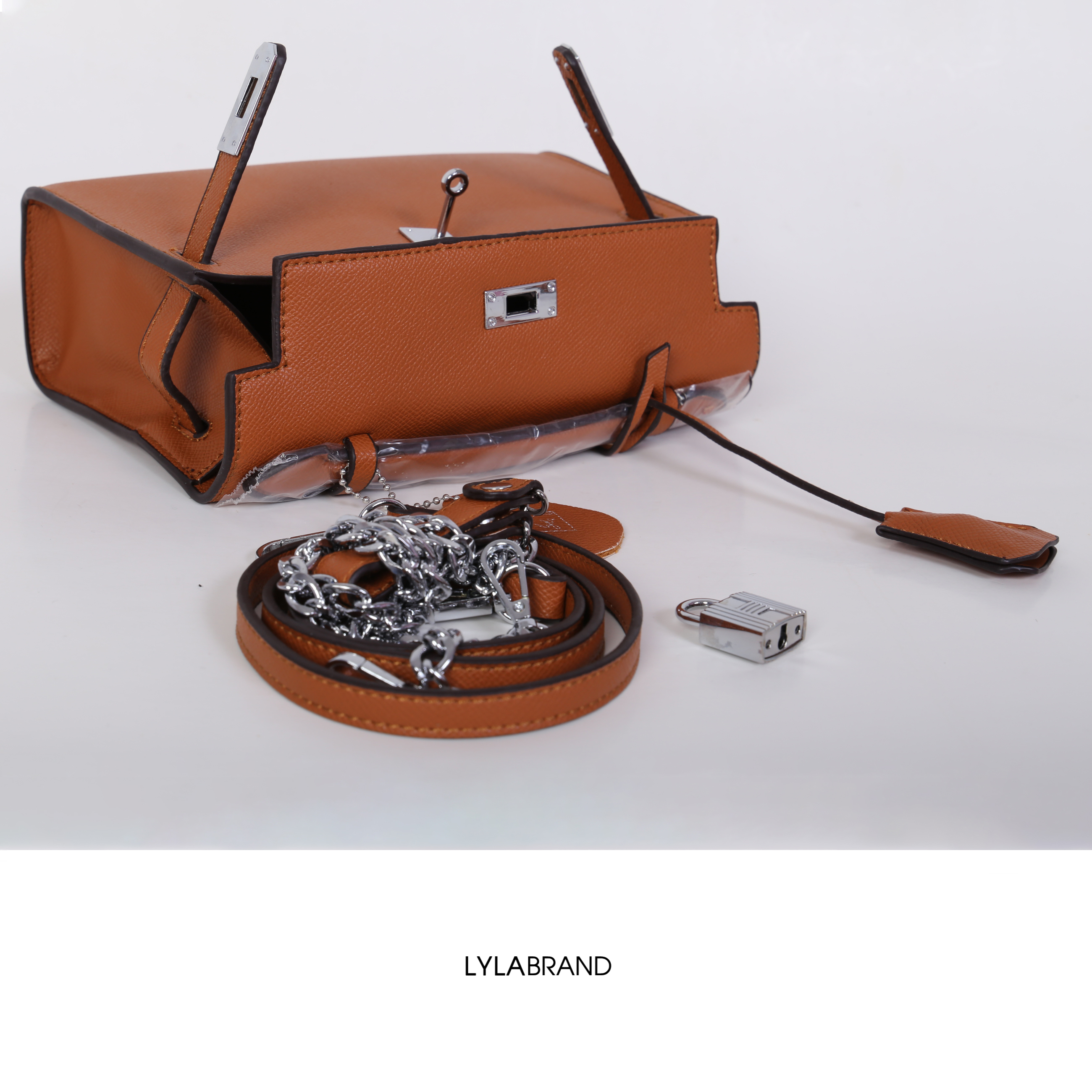 LYLABRAND🔔 KELLY MINI SIZE 22 CM / EPSOM PU TOP PREMIUM มาพร้อมสายหนังและสายโซ่คุณภาพดีสุดๆ ใบเล็กน่ารักพอดิบพอดีถือเป็นครัชออกงานได้ให้ลุคหรูสุด หรือจะใส่กับชุดทำงาน กางเกงยีนส์ ได้หมด ครบเลยค่ะ ให้ลุค ผู้ดีมากๆ ใส่ iphone plus ได้ทุกรุ่น มีสีให้