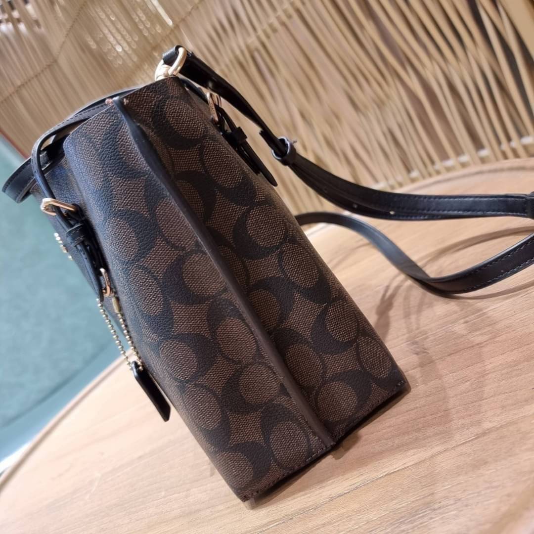 OUTTLET 】COACH MOLLIE TOTE 25 (C4250 C4084) น้องคนสวยอีกหนึ่ง!! กระเป๋าโท้ทไซส์เล็กที่สาวๆหลงรัก ดีไซน์คลาสสิคเหมือนเดิม เพิ่มเติมคือสะดวกขึ้นเยอะ!! ย่อส่วนมาจากใบใหญ่เป๊ะๆ น่ารักน่าใช้มากๆ วัสดุหนัง crossgrain ทนทาน ใช้งานง่าย เรียบหรูดูดีม้าก!! ภายในโล่