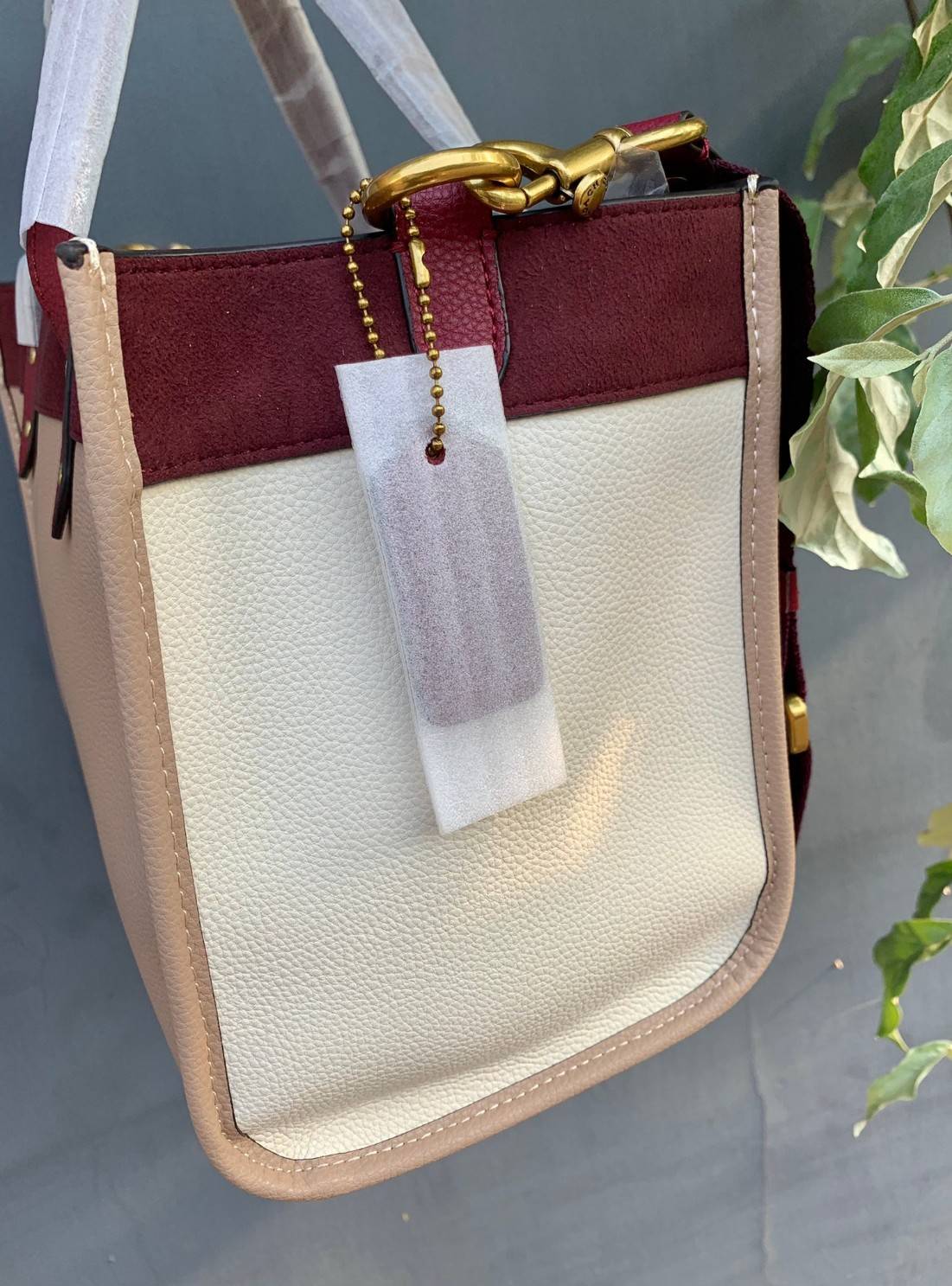 COACH FIELD TOTE IN COLORBLOCK WITH COACH BADGE ((C6035)) 📌พร้อมส่ง ยังไม่มีในไทยแน่นอนนจ้าา😘 กระเป๋าทรง Tote ที่สาวๆต้องมีติดตัวสักใบ! รุ่นนี้ใช้หนังแท้อย่างดี หนังนิ่ม สวยมากๆค่ะ หลงรักแน่นอน