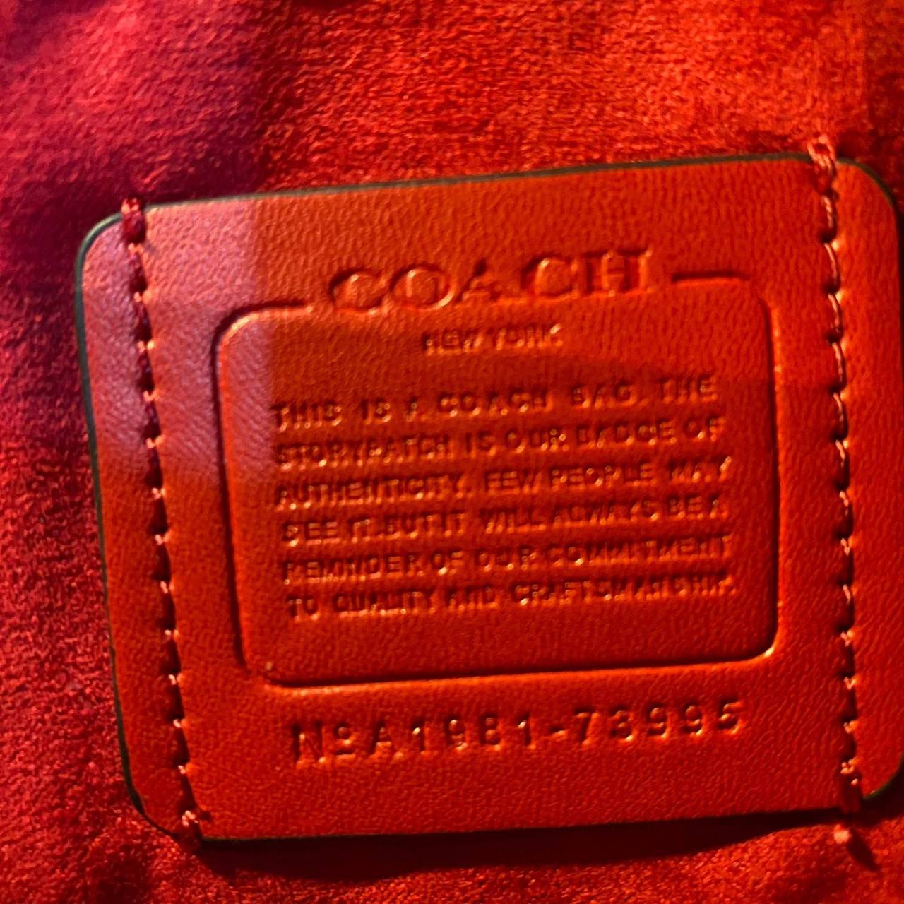 COACH TABBY SHOULDER BAG 26 ((73995)) พัฒนามากจากกระเป๋า Coach รุ่นดังยุค 1970 ทำจากผ้า Canvas เคลือบลายซิกเนเจอร์ หนังลายกรวดและหนังกลับ ด้วยวัสดุคลาสสิค มากับสายที่ถอดได้ถึง 2 สาย ไม่ว่าจะเป็นสายหิ้วหรือสายสะพาย หนังลายกรวดและหนังลูกวัวแบบเนื้อละเอียด แ