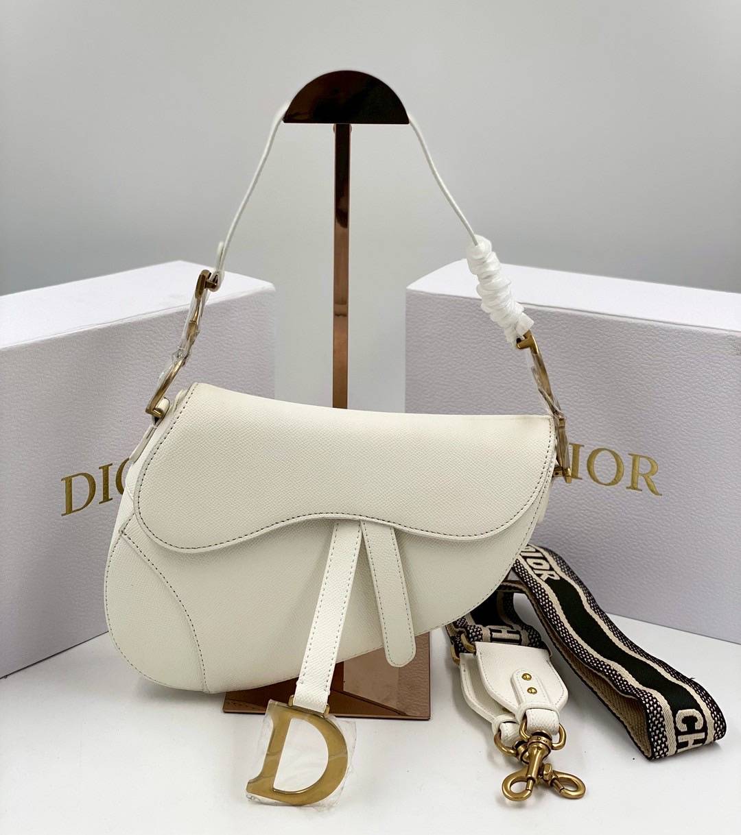 ORI หนังแท้ | DIOR Saddle Bag with Strap Grained Leather กระเป๋าถือ/สะพายทรงอานม้า รุ่นยอดนิยมที่มีเอกลักษณ์สวยงามเหนือกาลเวลา ลูกเล่นห้อยด้วยตัวอักษร D ตรงหูหิ้วมีกิมมิค CD สวยหรูดูแพง