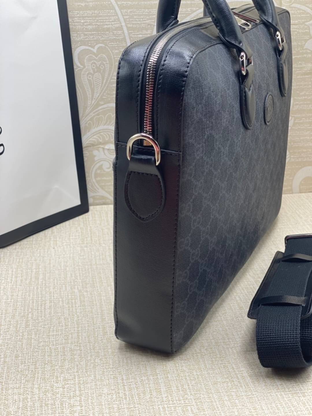 Gucci Supreme Briefcase 40cm GG Supreme work bag / GG laptop bag กระเป๋าสะพายใบใหญ่ ใส่โน้ตบุค/เอกสารได้ พร้อมส่งที่ไทย ภาพสินค้าถ่ายจากงานจริง GG Supreme work bag with Web shoulder strap