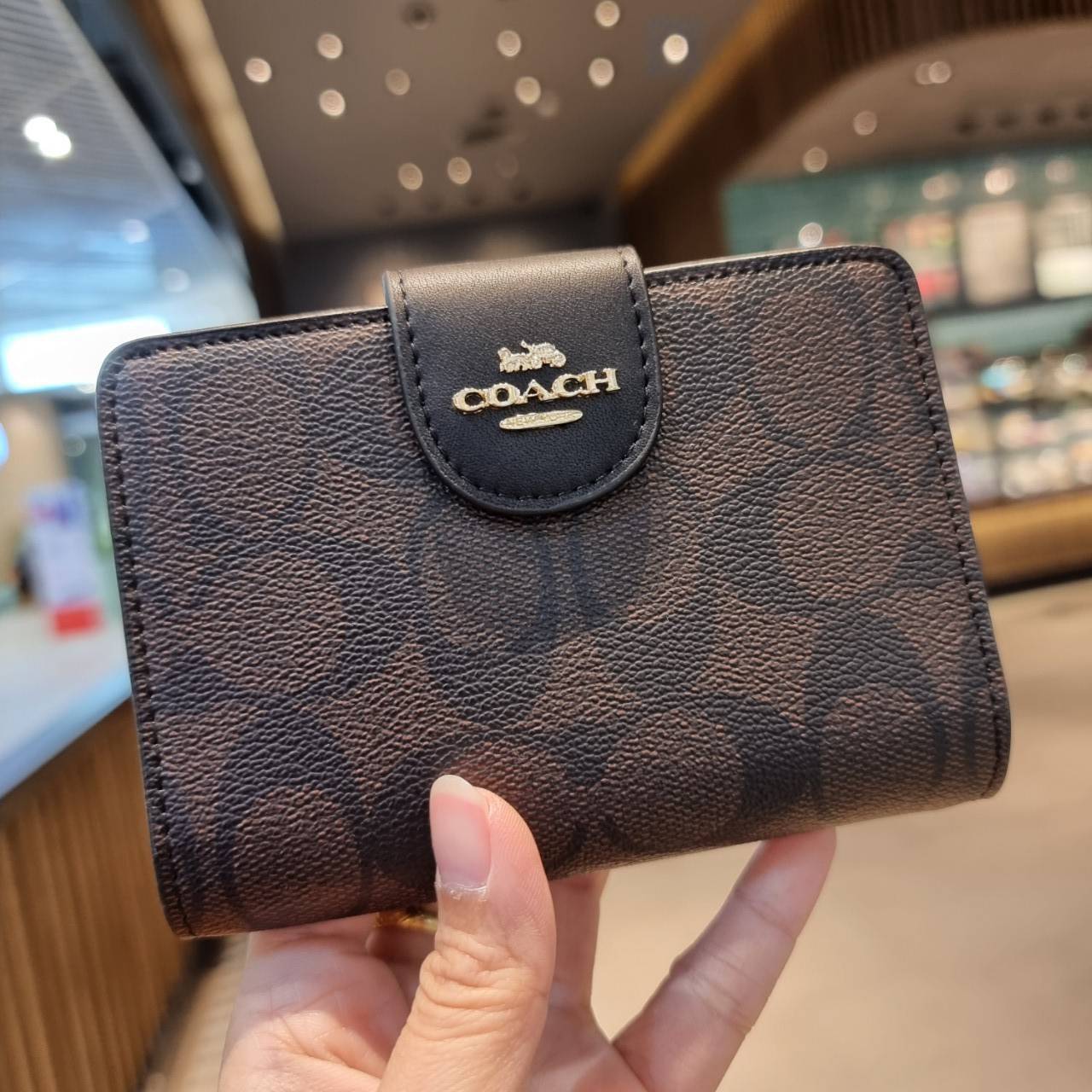 COACH C0082 MEDIUM CORNER ZIP WALLET IN SIGNATURE CANVAS ดีไซน์ใหม่ล่าสุด!! กระเป๋าสตางค์ใบกลาง 👛 ขนาดกำลังเหมาะมือ วัสดุหนังแคนวาสเคลือบลาย ดูแลรักษาง่าย มีช่องใส่บัตรและธนบัตรครบ และช่องซิปแยกไว้ใส่เหรียญ ครบเซ็ทแบบนี้เหมาะส่งต่อเป็นของขวัญที่สุ