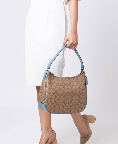 COACH SIGNATURE ZIP SHOULDER BAG กระเป๋าถือหรือสะพายไหล่ ทรงสวย ลาย signature วัสดุหนัง PVC. เนื้อนิ่ม ตัดของหนังสีฟ้า เปิดปิดด้วยซิป ภายในกว้าง ใส่ iPad, A4 และของใช้ได้เยอะ มีช่องเล็ก และช่องซิปค่ะ Must have!