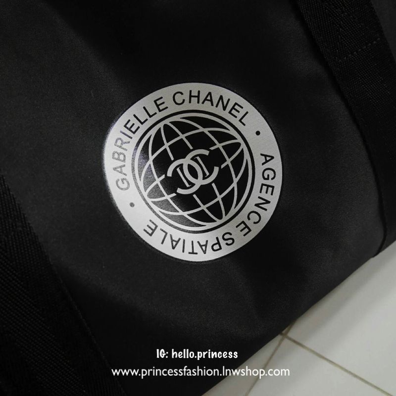 ใหม่ล่าุสุด กับทรง travel & fitness bag กับ Chanel VIP Gift Bag Travel Bag Gym Duffel Weekend จากงานพรีเมี่ยมกิ้ฟแบรนด์หรูอย่าง Chanel ของแท้100% ตัวกระเป๋าเป็นผ้า Oxford หนาอย่างดี **สกรีนโลโก้GABRIELLCHANEL สีขาว เปิดปิดด้วยซิปแบรนด์ อะไหล่คุณภาพเยี่ยม