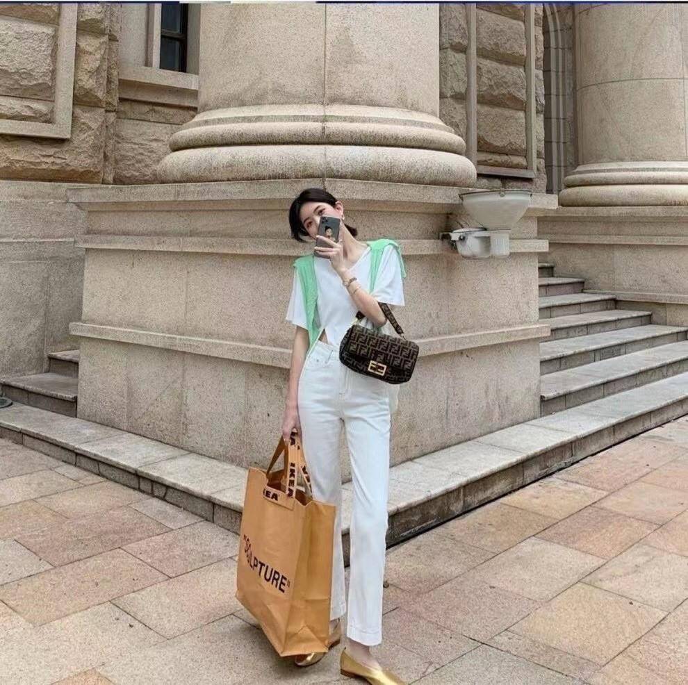 Fendi Baguette Brow Fabric bag กระเป๋าทรง Baguette ขนาดกลาง วัสดุ canvas ผ้าjacquard สีน้ำตาลพร้อมลวดลาย FF ขลิบด้วยลายปักสีดำโดดเด่นอะไหล่ทอง หรูหรา เปิด-ปิดด้วยตัวล็อคแม่เหล็ก มี1ช่องซิปด้านใน มี2สาย สายสั้นและสายยาว ถอดสายได้ สวยหรู ใบนี้ไม่ควรพลาดค่า