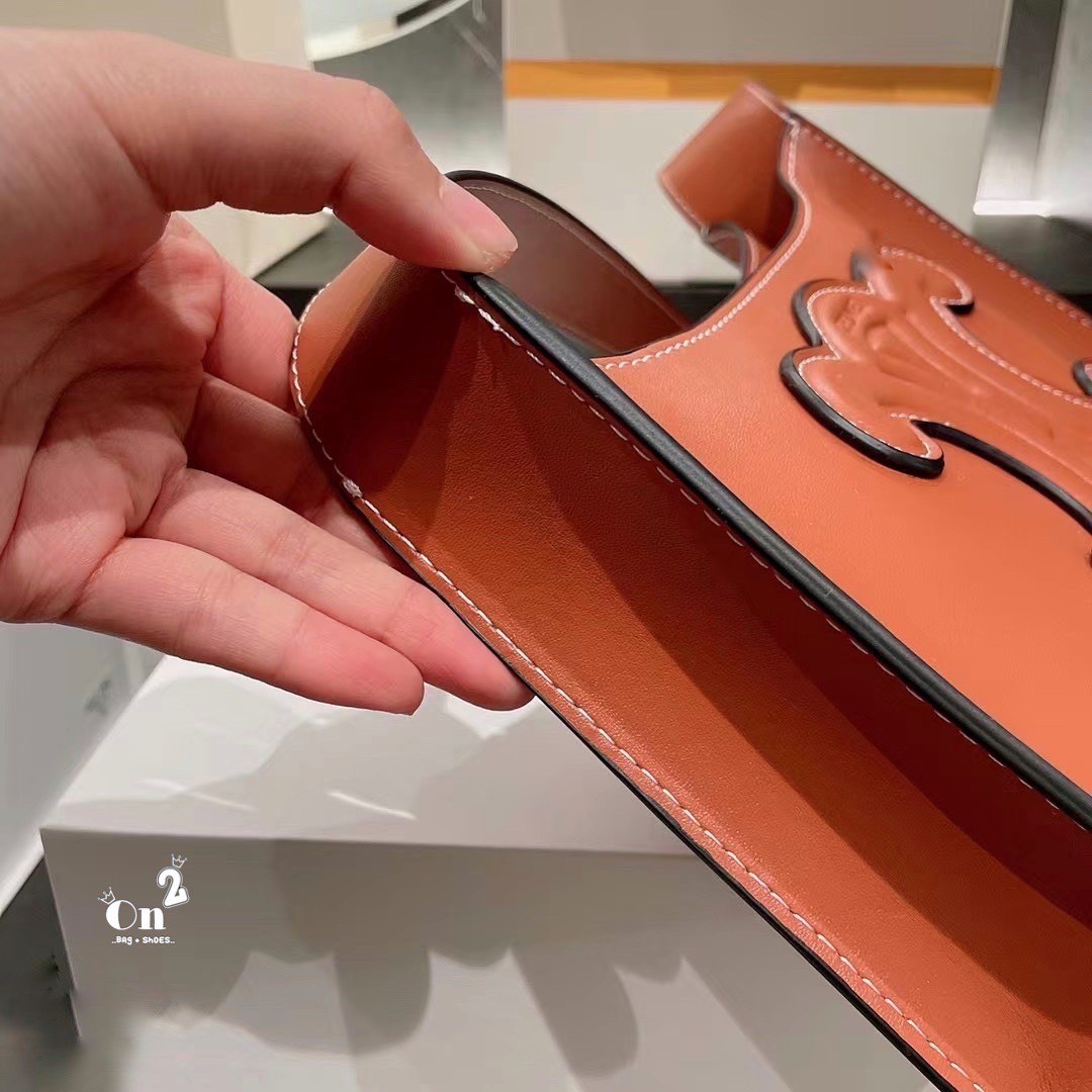 CELINE TRIOMPHE SHOULDER BAG กระเป๋าสะพายไหล่ดีไซน์เรียบหรูและดูทันสมัย ให้คุณเลือกสะพายในชีวิตประจำวันเข้ากับการแต่งตัวสบาย ๆ หรือจะสะพายออกงานปาร์ตี้สังสรรค์ก็ช่วยให้คุณดูโดดเด่น มีรูปทรงที่ดูแข็งแรงจึงไม่เสียรูปทรงแม้ใส่ของจำนวนมากก็ตาม รุ่นใหม่ ซิปบน 