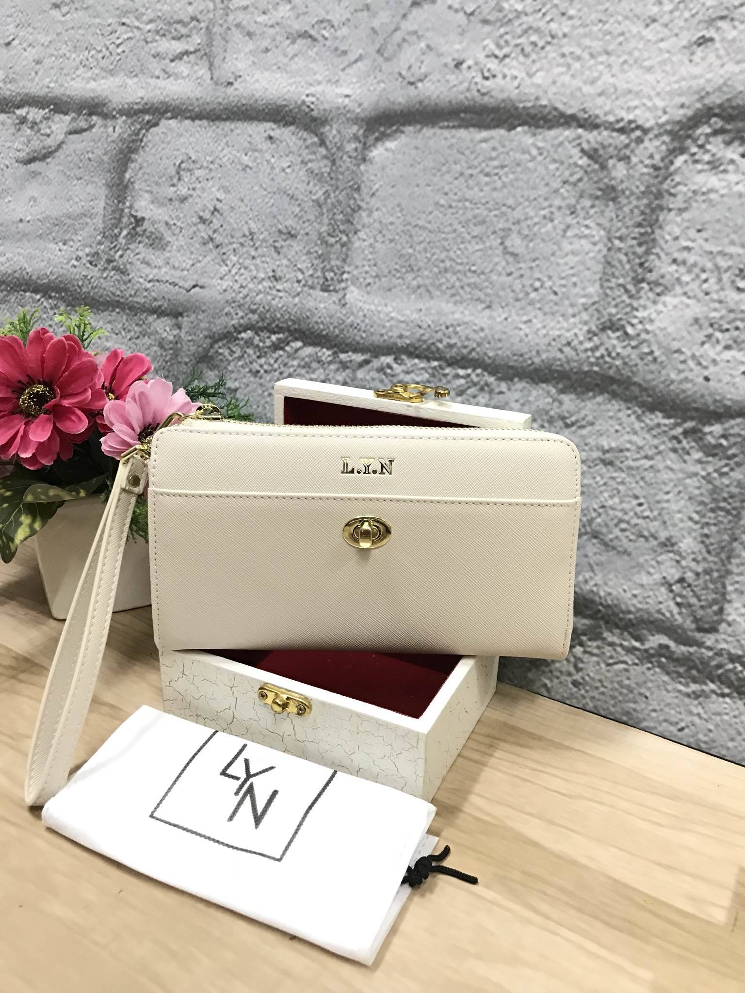 LYN CARLSTON LONG WALLET BAG พร้อมส่งรุ่นใหม่ล่าสุดอีกรุ่นค่ะ !!! กระเป๋าสตางค์ใบยาวแบบซิป ลายหนังซาฟเฟียโน่ ติดโลโก้แบรนด์ตัวใหญ่ ด้านหน้ามีช่องยาวเปิดปิดแบบตัวหมุนล้อค มีช่องใช้งานได้ ด้านบนเปิดปิดด้วยซิปรอบ หัวซิปสายหนังสามารถถอดออกหรือคล้องมือถือเป็นค