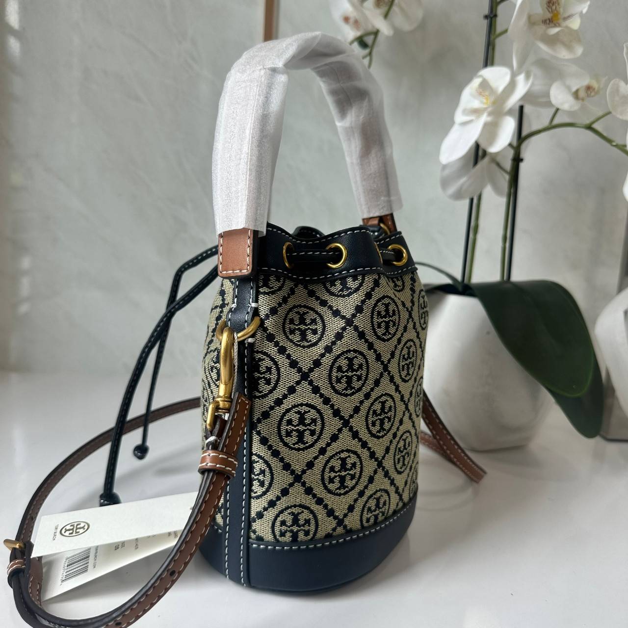 TORY BURCH T MONOGRAM JACQUARD MINI BUCKET BAG กระเป๋าทรงบัคเก็ตไซส์มินิ ทรงยอดนิยมขนาดน่ารัก