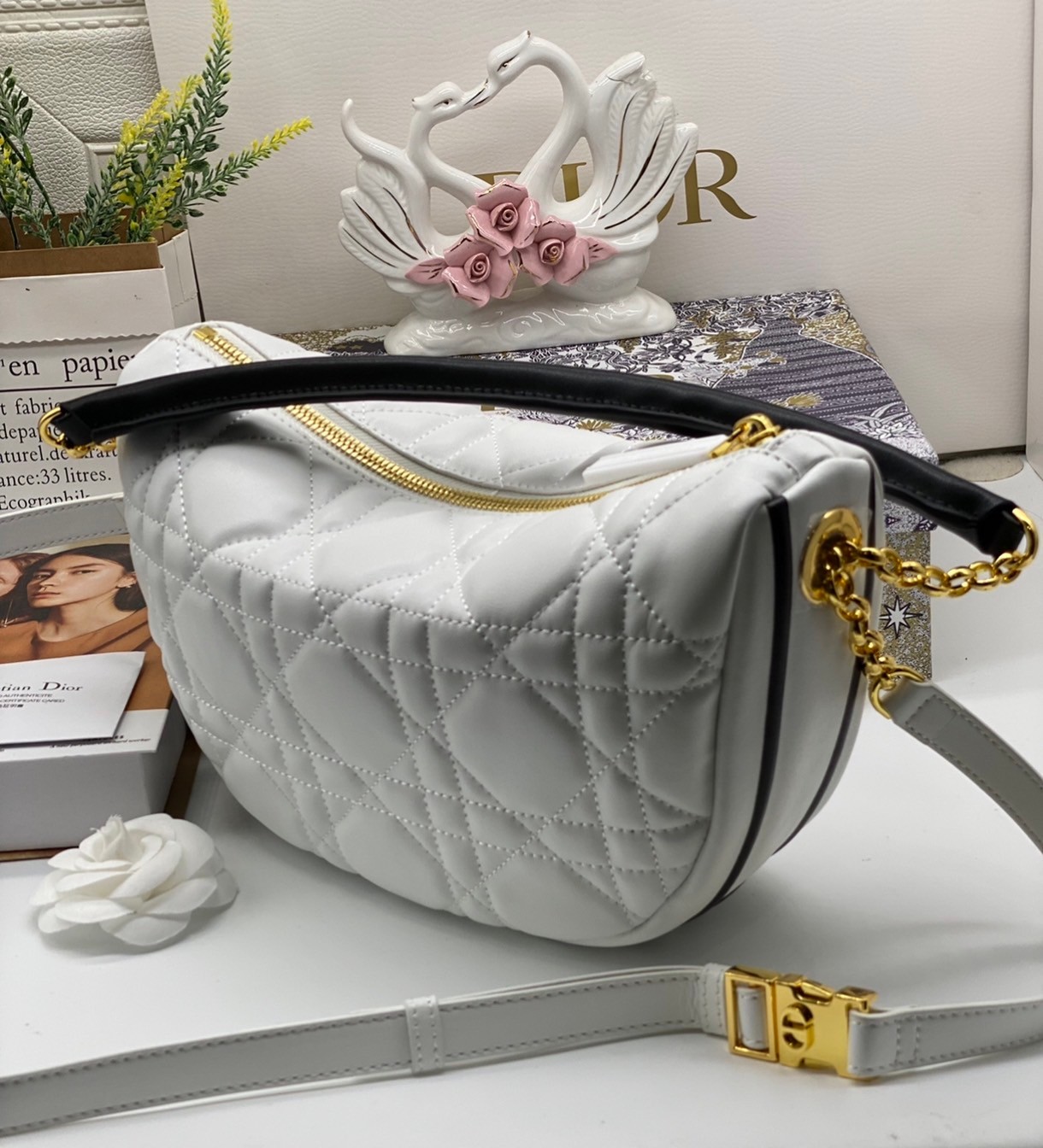 หนังแท้ DIOR MEDIUM DIOR VIBE HOBO BAG รุ่นใหม่ล่าสุด พร้อมส่งที่ไทย เกรดออริจินอลหนังแท้ สวยมากค่ะ ภาพสินค้าถ่ายจากงานขายจริง ใช้งานต่างประเทศได้