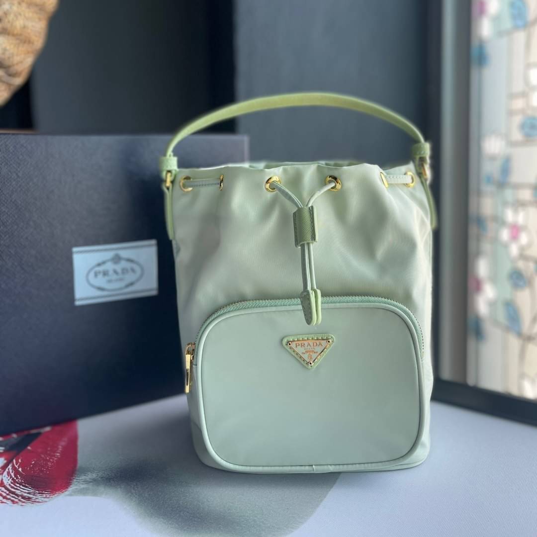 Prada Duet Re-Nylon Bucket shoulder bag / Prada Nylon bucket bag Pastel เกรดใช้สลับใบจริง ออริจินอล ใช้งานต่างประเทศได้ น้องสาวสุดสวยมาให้จับจองอีกหนึ่ง สีพาสเทลน่ารักละมุนมากๆ ค่ะ กระเป๋าสะพายข้าง ทรงขนมจีบ ไซส์มินิ ขนาดน่ารักน่าใช้มาก วัสดุขอบหนังแท้ แล