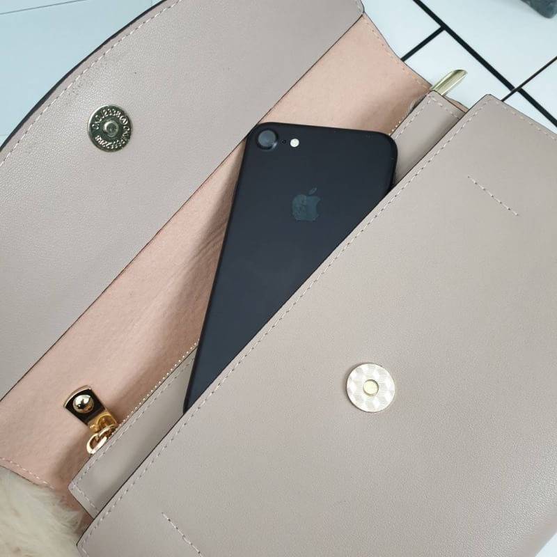 คลัชมาใหม่ สัปดาห์นี้ค่า ‘ Stair ‘ Clutch bag ✔️รอบนี้เข้าเพิ่มอีก 5 ลายเลยน๊า หลังจากปล่อยคอลเลคชั่นแรกออกไปแล้วได้รับความนิยมมากๆ รอบนี้จัดเฉดสีกลางๆ ให้แมทช์ง่ายกับชุดด้วยค่า **หนังวัวแท้ค่า