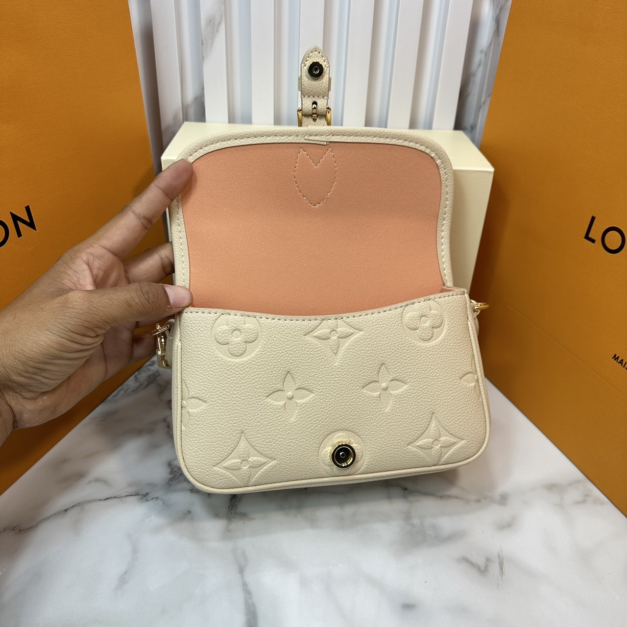 LV Nano Diane Monogram Empreinte Leather กระเป๋าสะพายไซส์มินิดีไซน์น่ารักน่าใช้มากๆ พกไปไหนก็เหมาะ ตอบรับทุกโอกาสของสาวๆได้ง่าย แมทช์ได้ทุกลุคจ้า
