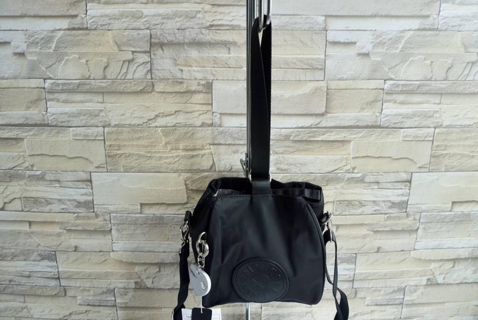 NEW ARRIVAL! Kipling 2Way Mini Bucket Bag กระเป๋าถือหรือสะพาย 2Way ขนาดมินิรุ่นใหม่ทรงขนมจีบวัสดุ Nylon & Polyester 100% น้ำหนักเบา พวงกุญแจรูปหัวใจปั้มแบรนด์คอลเลคชั่นพิเศษถอดแยกใช้ได้ เปิดปิดสไตล์ Drawstring มีกระดุมคาดกลาง ภายในมีโลโก้ ช่องซิป ช่องใส่ข