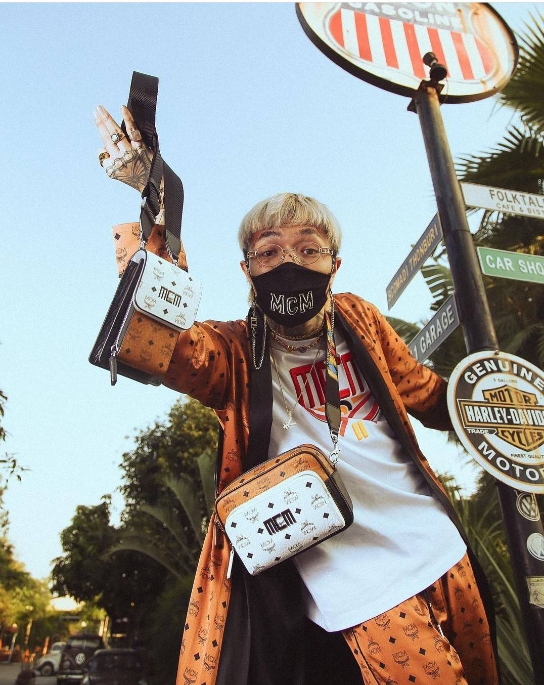 M.C.M KLASSIK CROSSBODY IN VISETOS MIX คลาสสิคสมชื่อ!! กระเป๋าสะพายข้างทรงครอสบอดี้ ดีไซน์มิกซ์แอนด์แมทช์สุดคูล ใหม่ล่าสุด เท่ได้ไม่ซ้ำใคร โลโก้โลหะรมดำดูมีเสน่ห์ วัสดุหนังแคนวาสคุณภาพดี มีช่องหลัก 2 ช่อง เปิด-ปิดด้วยซิป ด้านหลังมีช่องย่อยอีกหนึ่ง ภายในโล