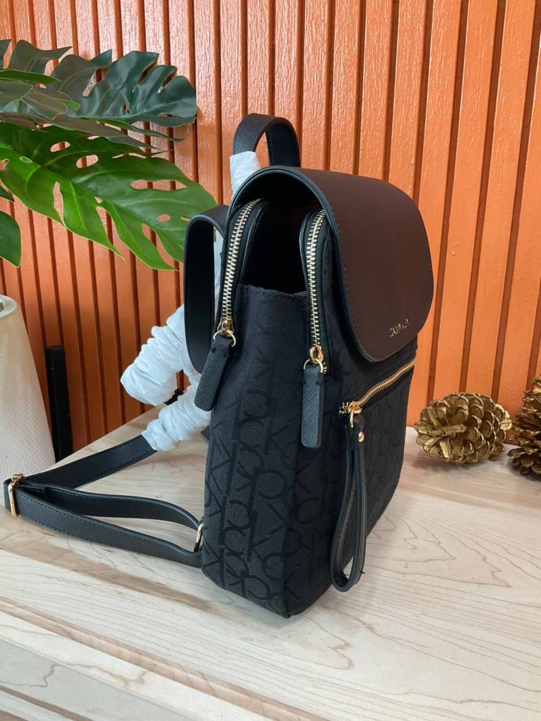 ของแท้ 💯% Elaine Calvin Klein Monogram Small Backpack 💕ของมันต้องมี สวยหรูดูแพงมาก สำหรับรุ่นนี้ และมีฟังชั่นช่องการใช้งานที่มากที่สุด!!! 💕 กระเป๋าสะพายเป้รุ่นใหม่ชนช้อป รุ่นยอดนิยม