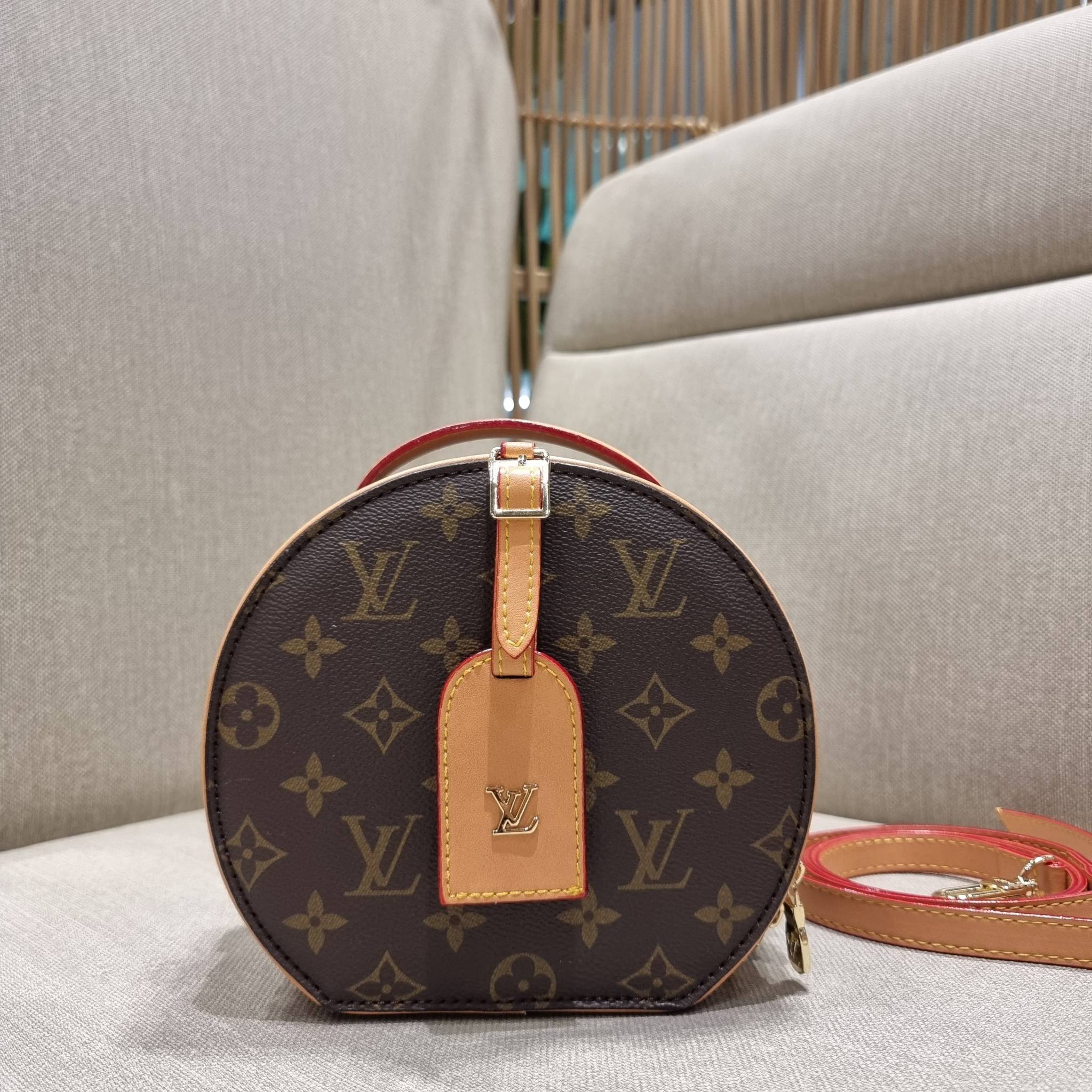 LV CROSSBODY ROUND BAG / LV BOITE CHAPEAU สุดยอดของรุ่นที่ฮิตตลอด กระเป๋าสะพาย สวยอยู่ทรง ผู้ดีมากๆ วัสดุหนังแคนวาสคุณภาพ โดดเด่นด้วยรูปทรงเอกลักษณ์ มาพร้อมแท็กหนังห้อย เพิ่มความแพงไปอีก เปิด-ปิดด้วยซิป ภายในเป็นช่องโล่ง สวยไปอีกหนึ่ง มีสายสะพายครอสให้ ปร