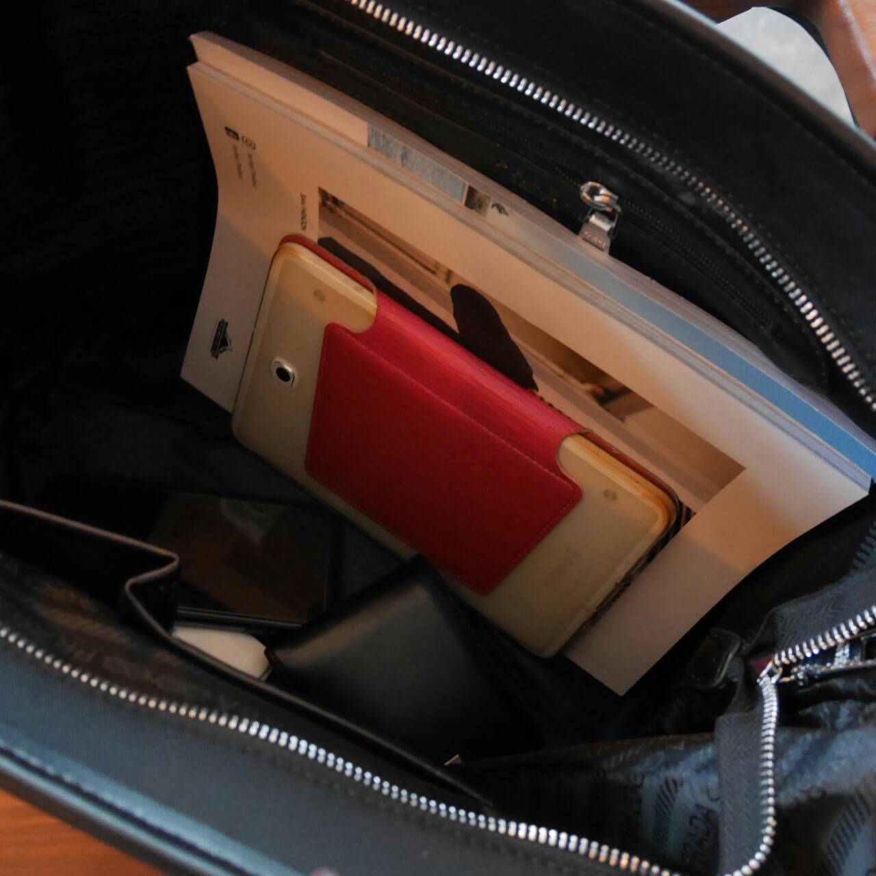 คุ้มจุใจสาวๆค้า ใบนี้ Must Have item! กระเป๋าสะพายทรง TOTE ใบใหญ่ จากพรีเมี่ยมกิ้ฟท์เคาเตอร์แบรนด์ PRADA อะไหล่เงินทั้งใบ เปิดปิดด้วยซิป สะพายไหล่ได้ ไม่ติด จุคุ้มมากสุดๆค่ะ ใส่เสื้อผ้า 1-2 วันได้สบาย ด้านข้างสามารถปรับได้สองทรงตามสไตล์การแต่งตัว เหมาะมาก