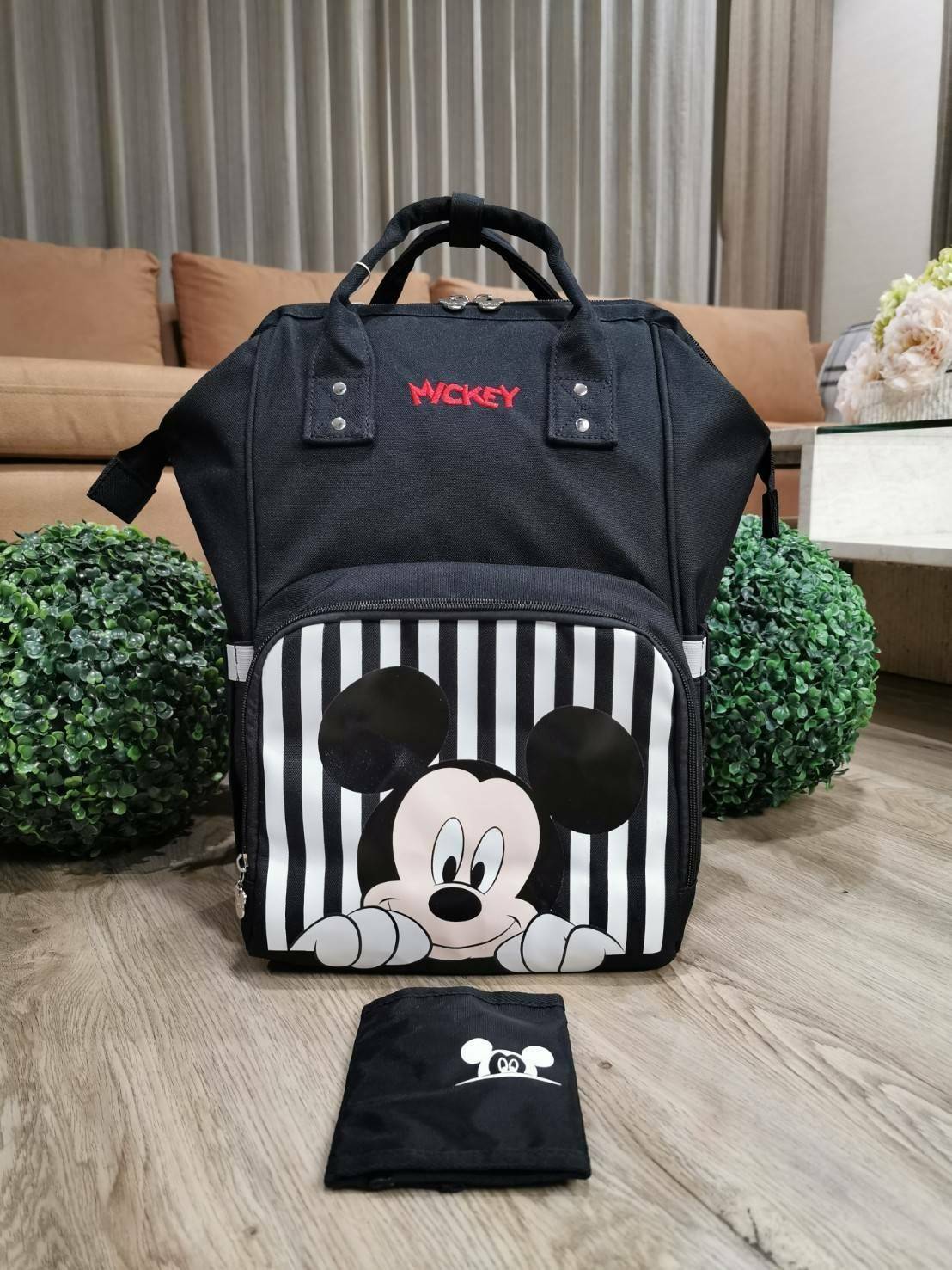 Disney Collection Rucksack (L) กระเป๋าสะพายเป้คอลเลคชั่นดิสนีย์ใบใหญ่กำลังดีน้ำหนักเบาวัสดุ Nylon & Polyester 100% ทำความสะอาดง่าย ด้านหน้ามีโลโก้และช่องซิป พิมพ์ลายมิกกี้/มินนี่โดดเด่น มี Pocket ใส่ขวดน้ำซ้ายขวา ด้านหลังมีช่องซิปสะดวกใช้หัวซิปแบรนด์ ภายใ