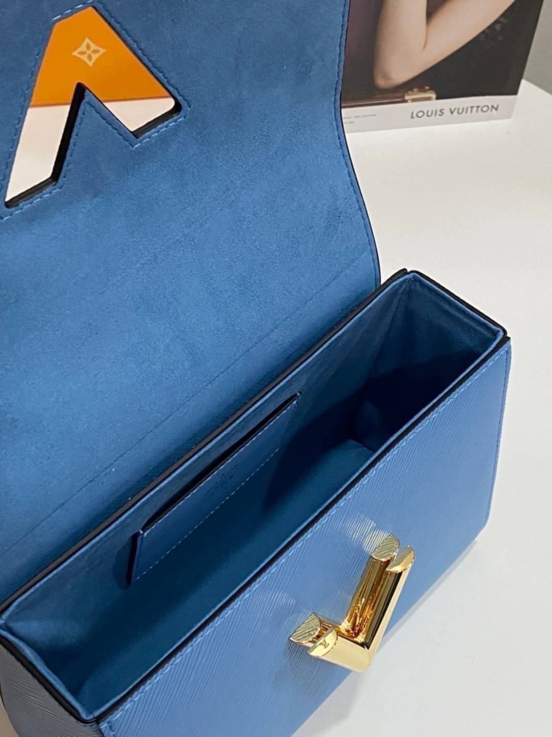 ORI หนังแท้ | LV Twist MM chain bag in grained Epi leather กระเป๋าสะพาย/กระเป๋าถือร พร้อมสายโซ่ หนังลายเกรน Epi โดดเด่นด้วยโลโก้หน้า สวยหรูเป็นเอกลักษณ์ ดีไซน์คัลเลอร์บล็อค สัมผัสโดดเด่นแมตช์กับทุกสไตล์