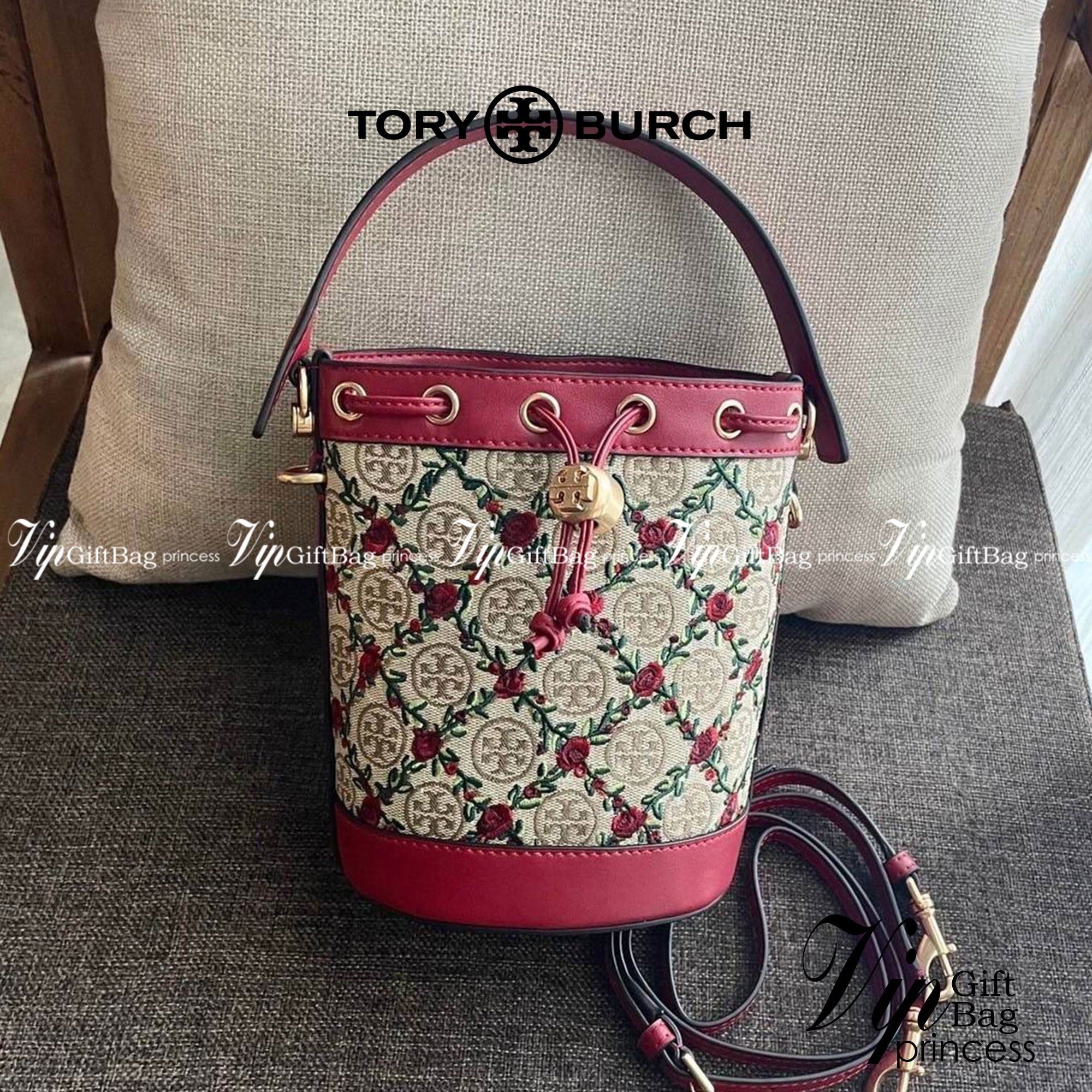 Mini : Tory Burch T Monogram Embroidered Mini Bucket Bag Hazelnut กระเป๋าทรงถังขนาดเล็ก เป็นแพทเทิร์นคลาสสิคที่ได้รับแรงบันดาลใจจากการควิลท์แบบดั้งเดิมของเพนซิลเวเนีย คอลเล็คชั่นบอกเล่าความมีสไตล์เหนือกาลเวลา ลายดอกกุหลาบสีแดงลายปักษ์ วัสดุผ้าสว๊อตซ์วินเท